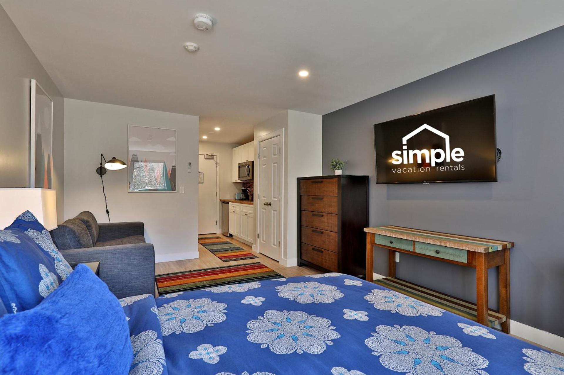 Swirl Suite B - Studio with Kitchenette and Workspace