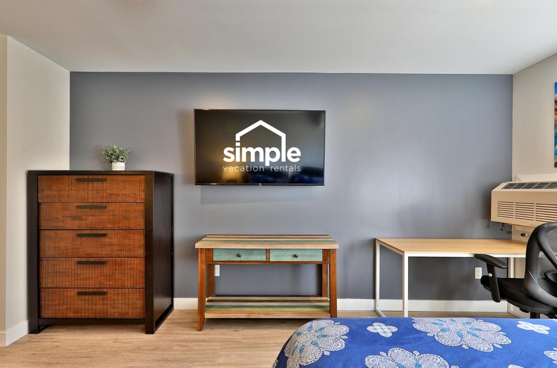 Swirl Suite B - Studio with Kitchenette and Workspace