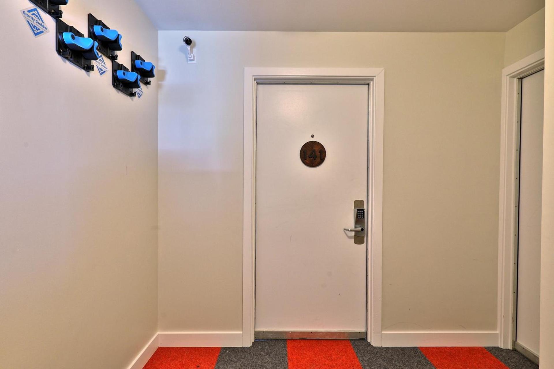 Swirl Suite B - Studio with Kitchenette and Workspace