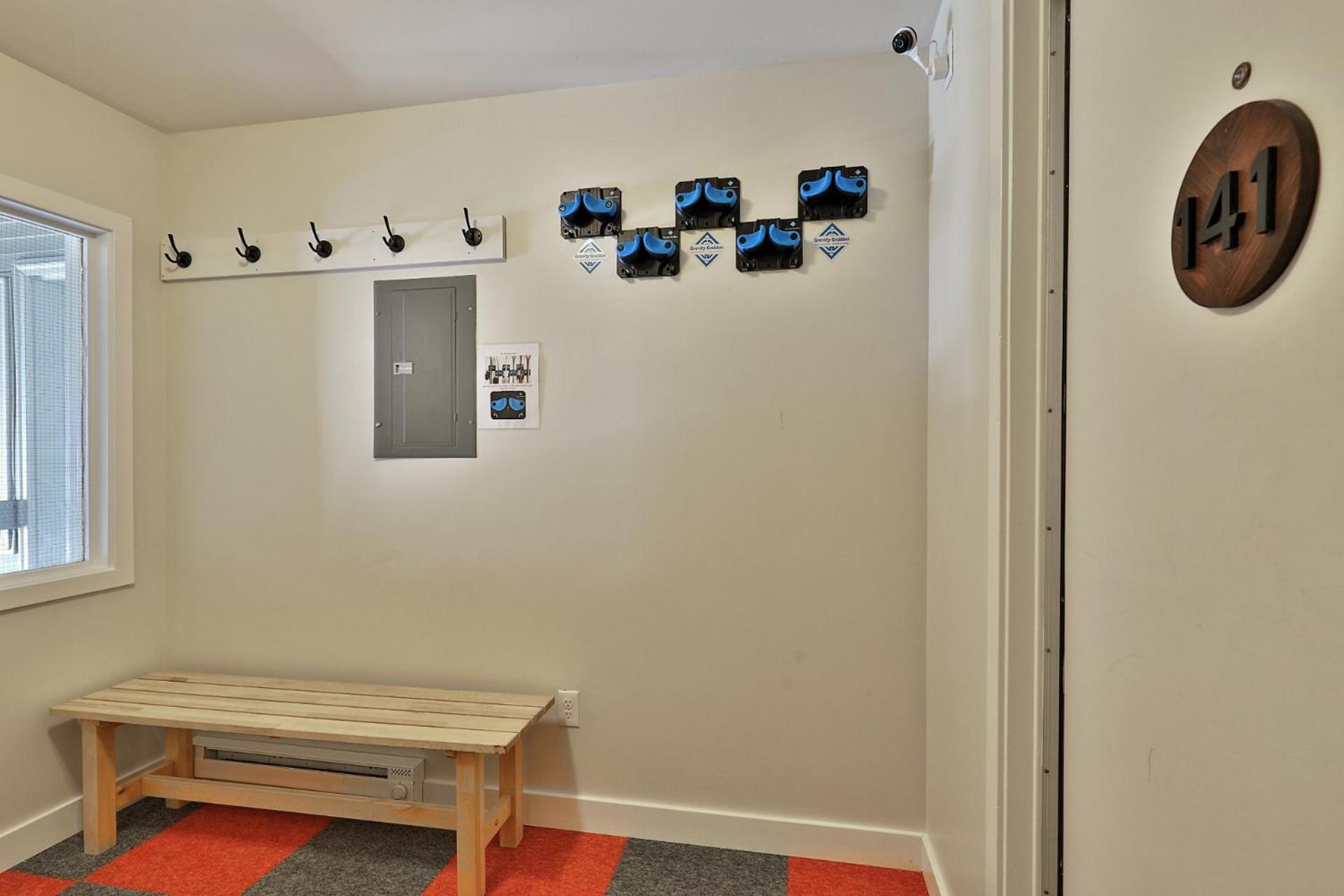 Swirl Suite B - Studio with Kitchenette and Workspace