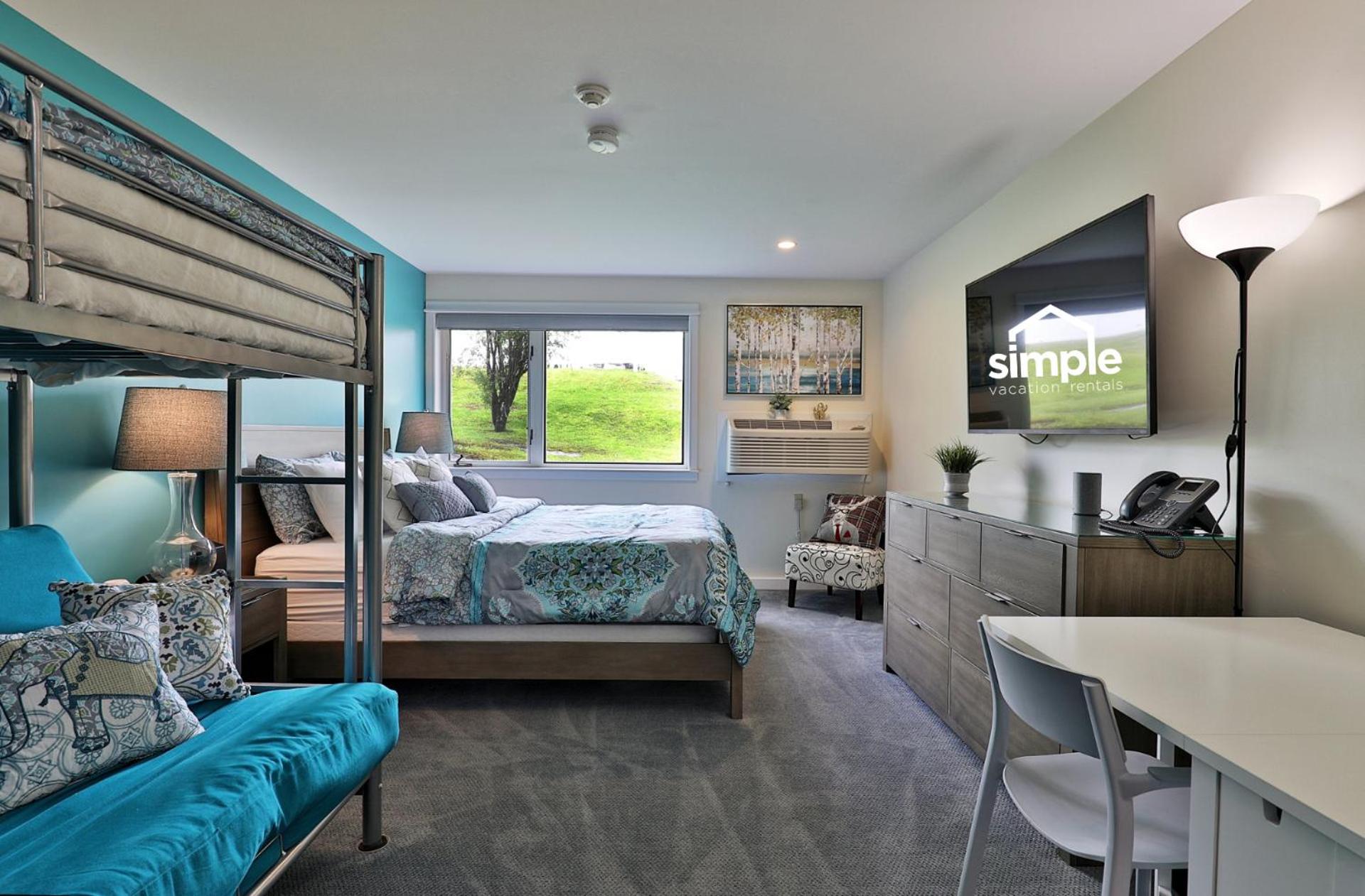 The Cozy Cubbie - Charming Studio, Summer Pool, Bus Route, Queen and Bunk Bed