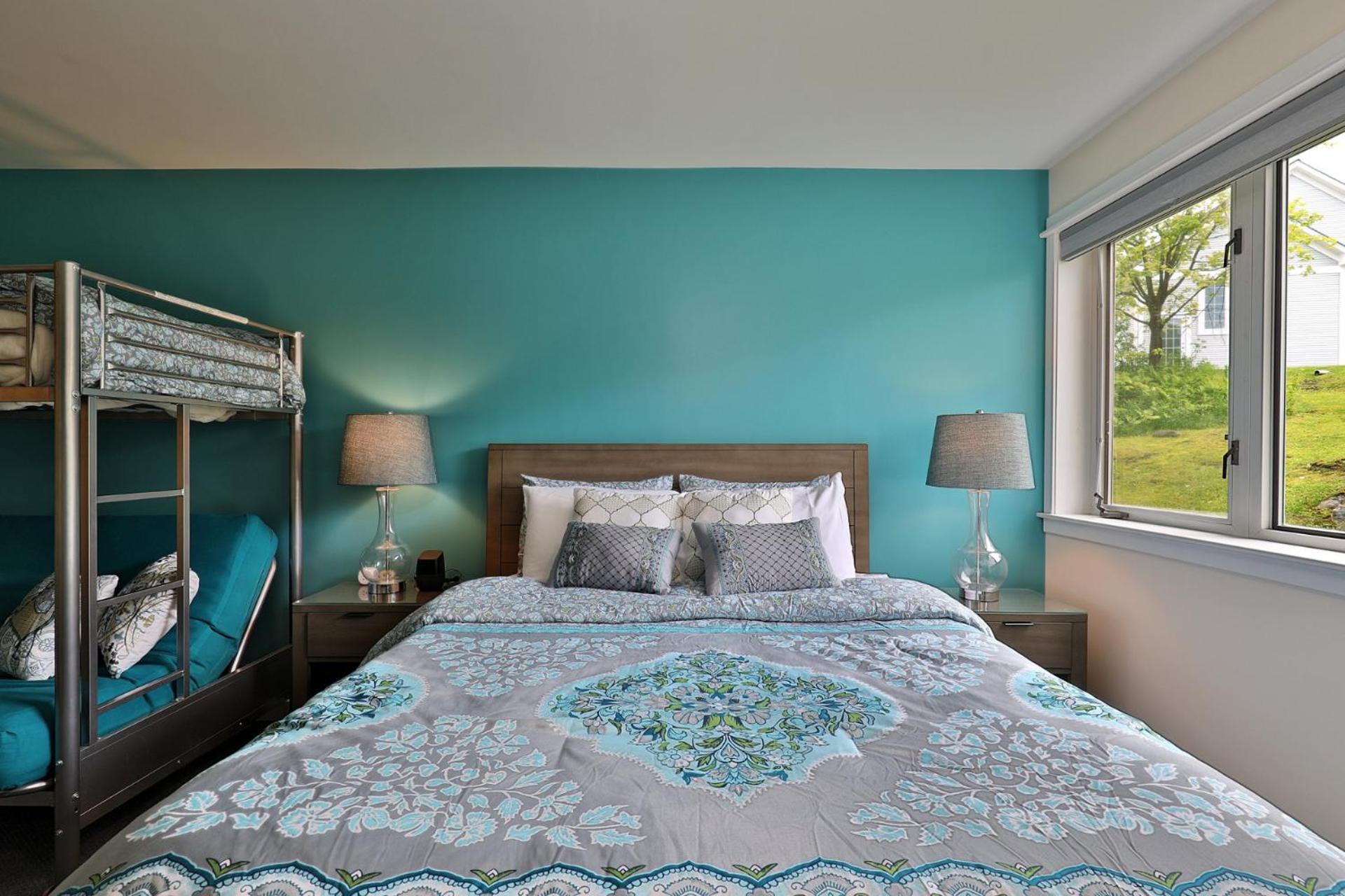 The Cozy Cubbie - Charming Studio, Summer Pool, Bus Route, Queen and Bunk Bed