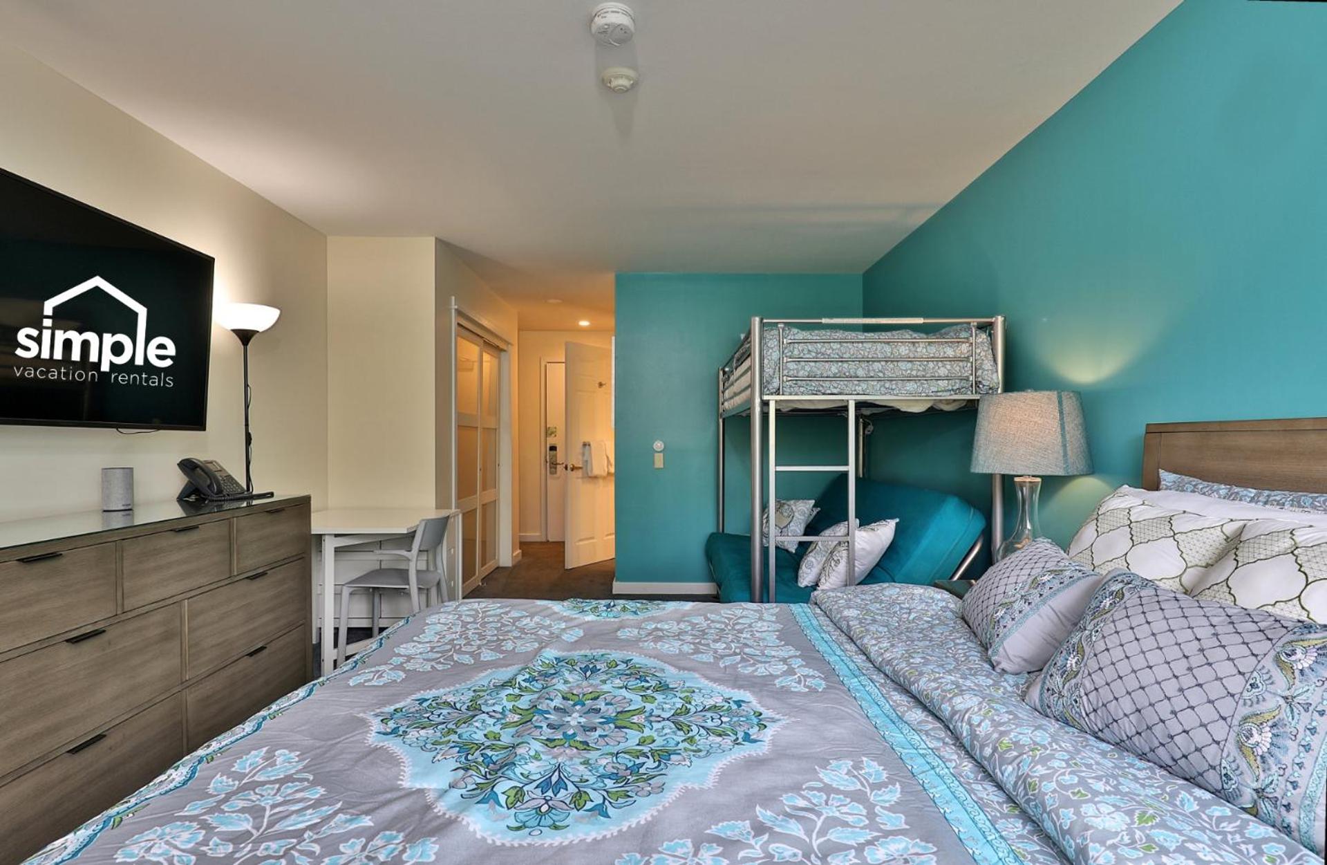 The Cozy Cubbie - Charming Studio, Summer Pool, Bus Route, Queen and Bunk Bed