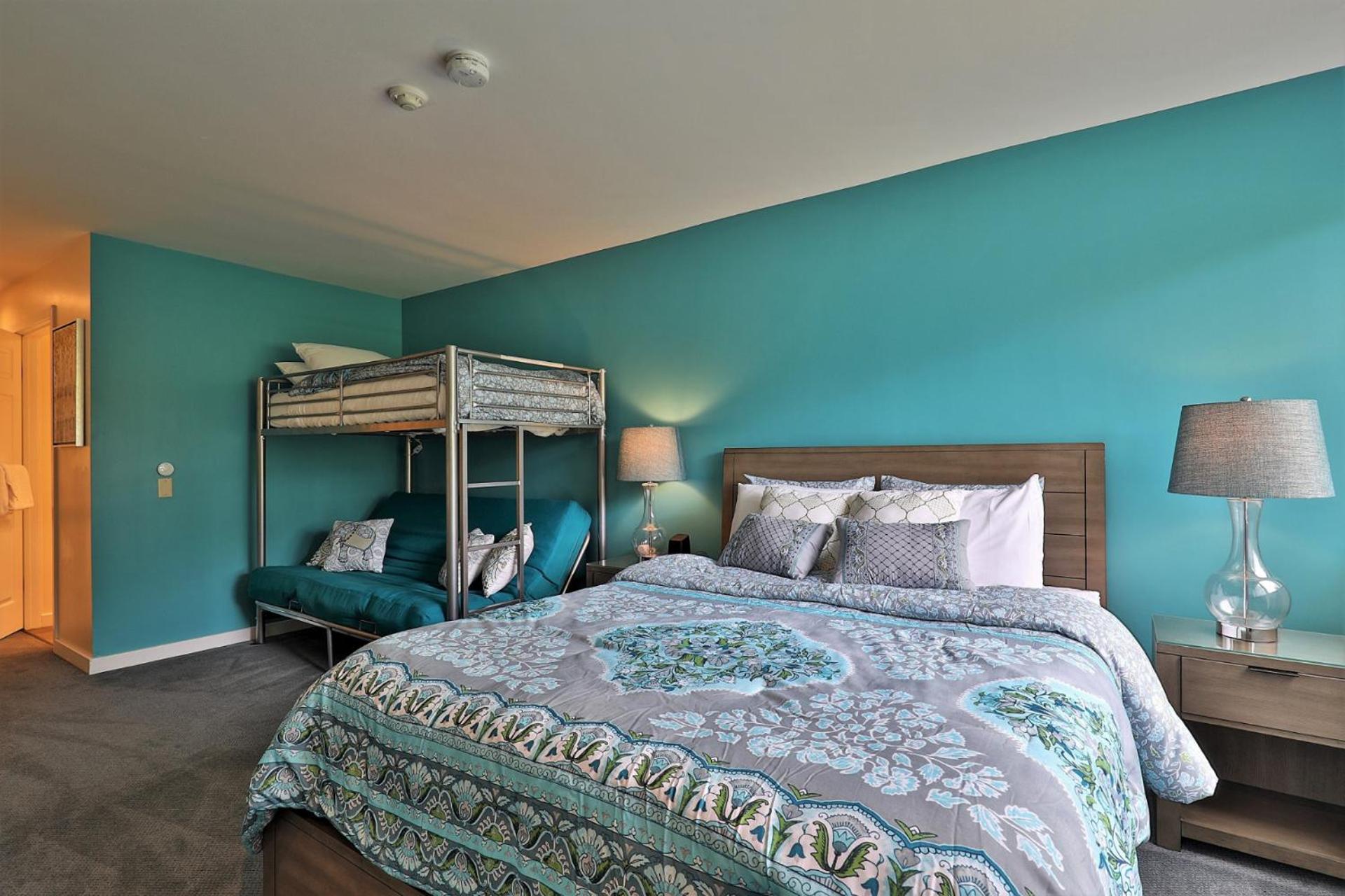 The Cozy Cubbie - Charming Studio, Summer Pool, Bus Route, Queen and Bunk Bed