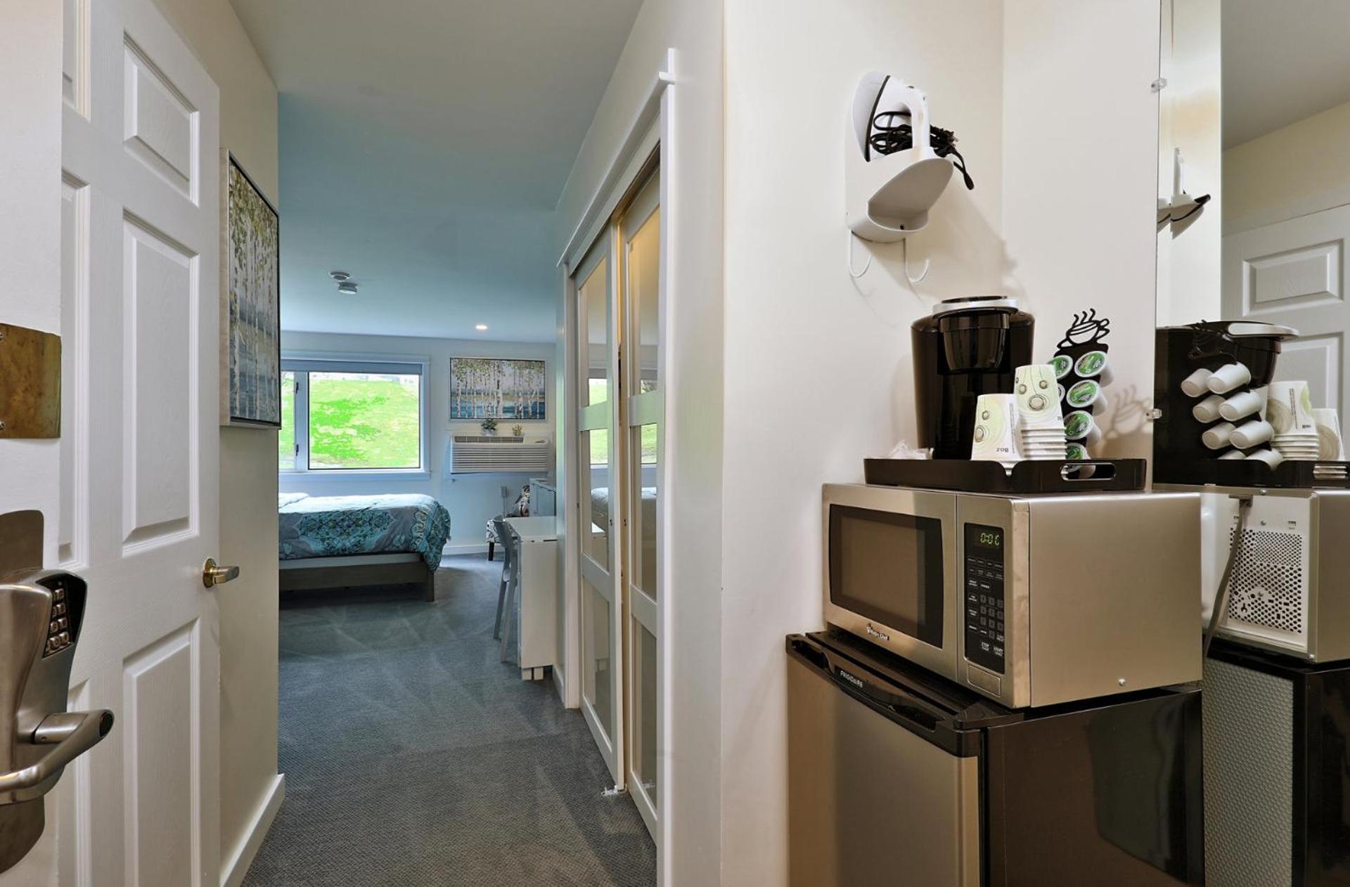 The Cozy Cubbie - Charming Studio, Summer Pool, Bus Route, Queen and Bunk Bed