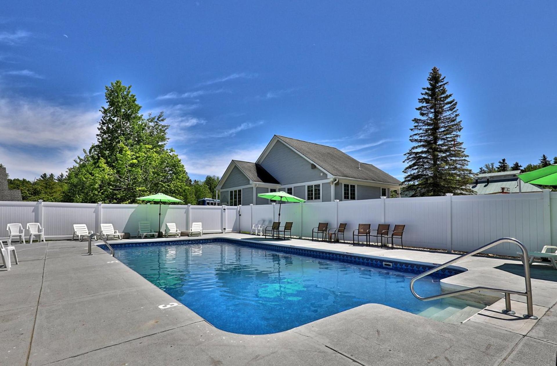 The Cozy Cubbie - Charming Studio, Summer Pool, Bus Route, Queen and Bunk Bed