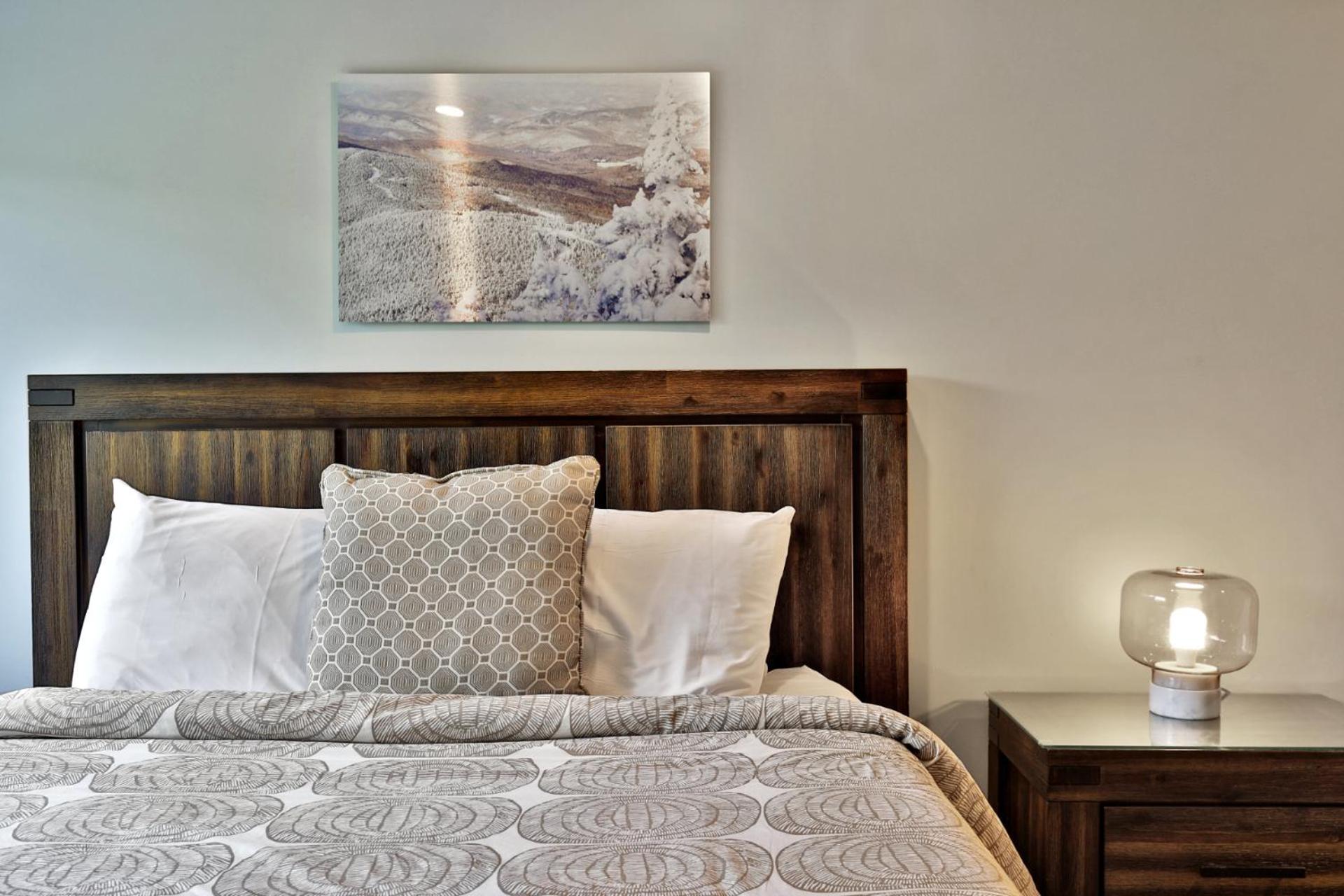 Ski Condo Close to the Resort, Shuttle Bus Route, Summer Pool, 2 Queen Beds