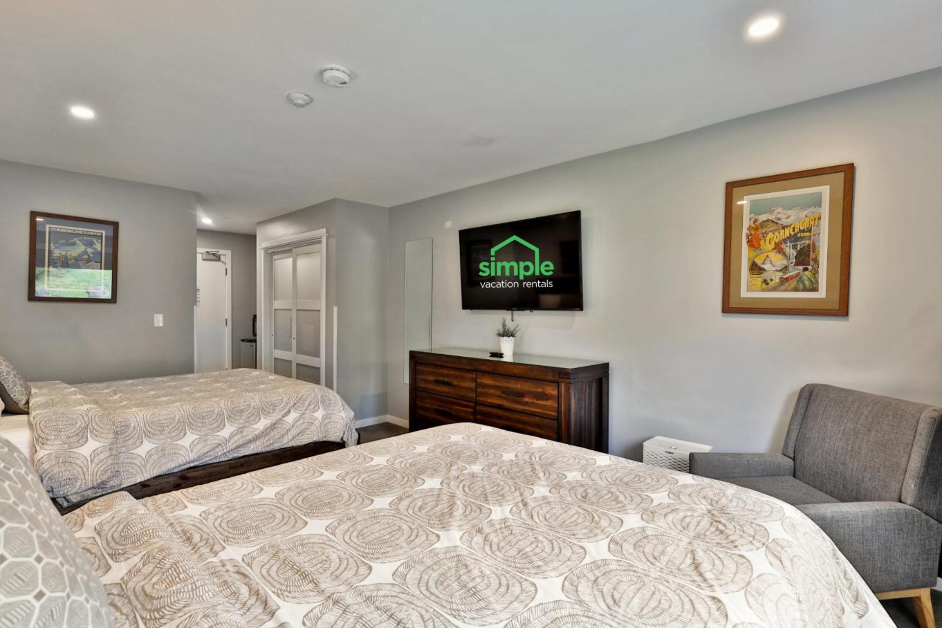 Ski Condo Close to the Resort, Shuttle Bus Route, Summer Pool, 2 Queen Beds
