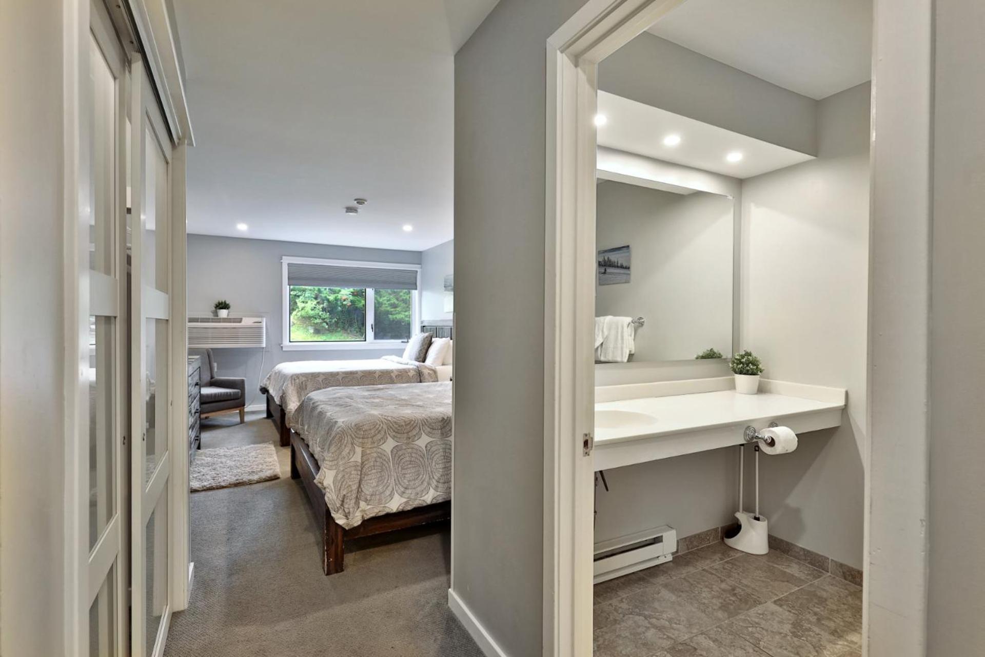 Ski Condo Close to the Resort, Shuttle Bus Route, Summer Pool, 2 Queen Beds
