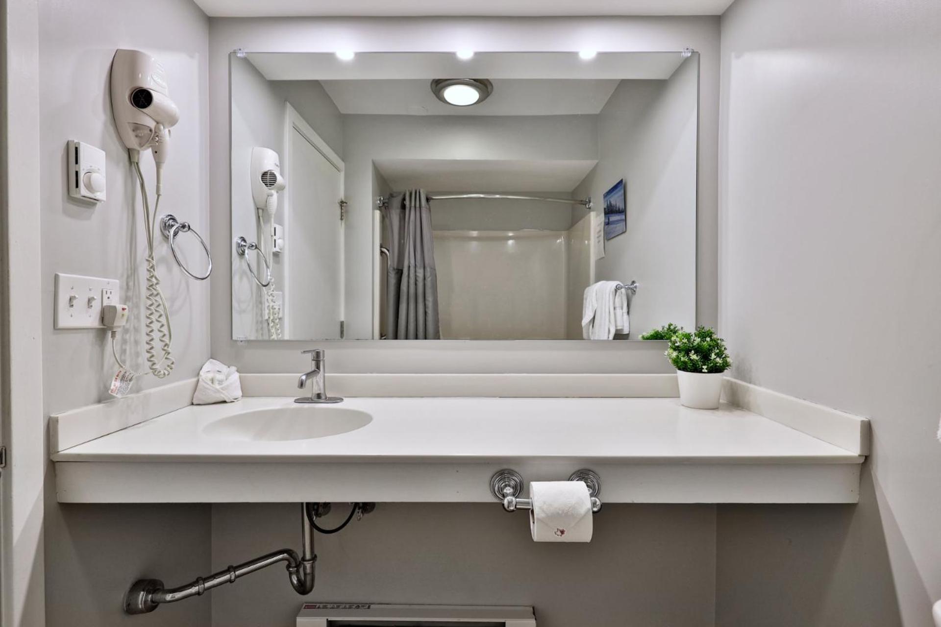 Ski Condo Close to the Resort, Shuttle Bus Route, Summer Pool, 2 Queen Beds