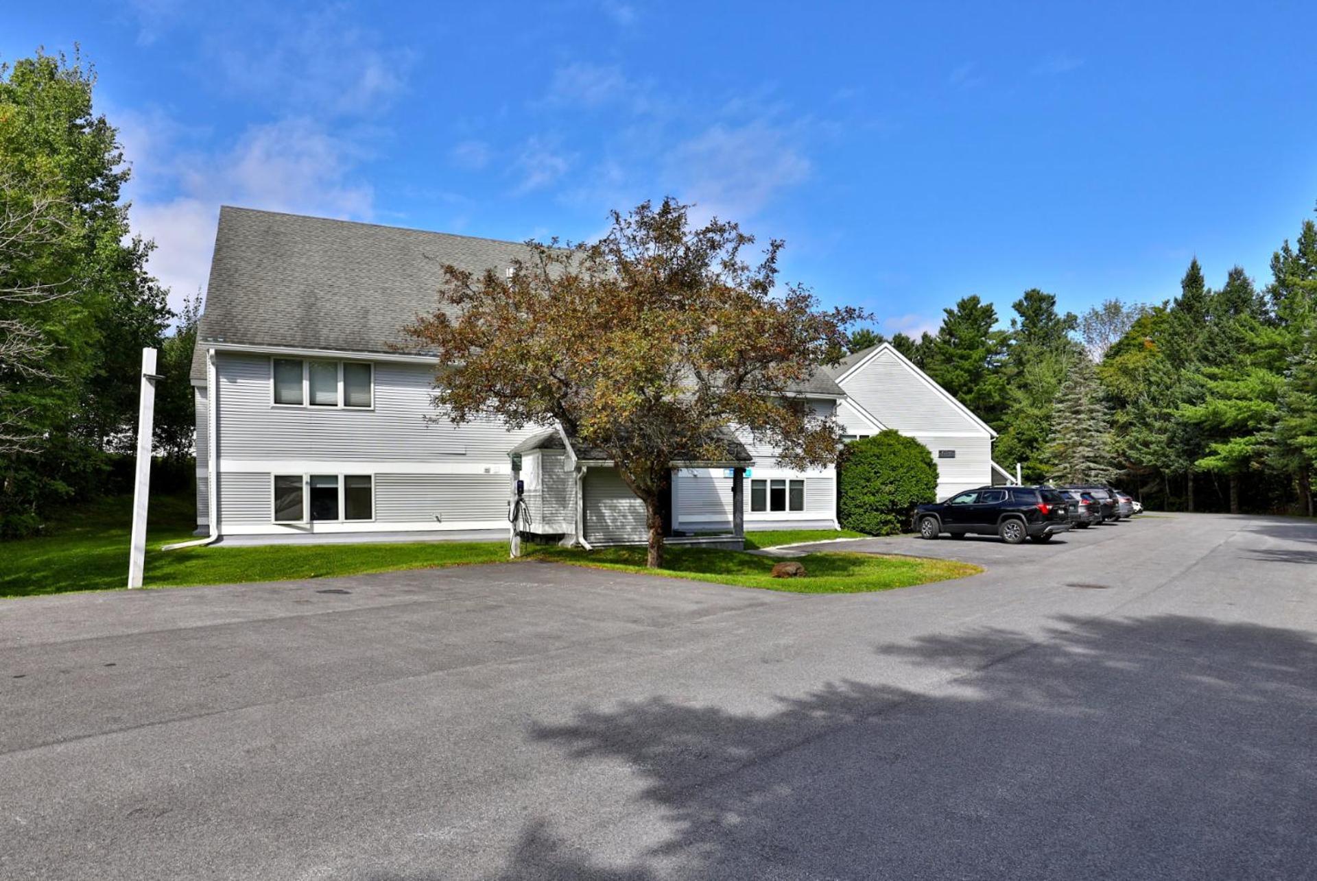 Ski Condo Close to the Resort, Shuttle Bus Route, Summer Pool, 2 Queen Beds