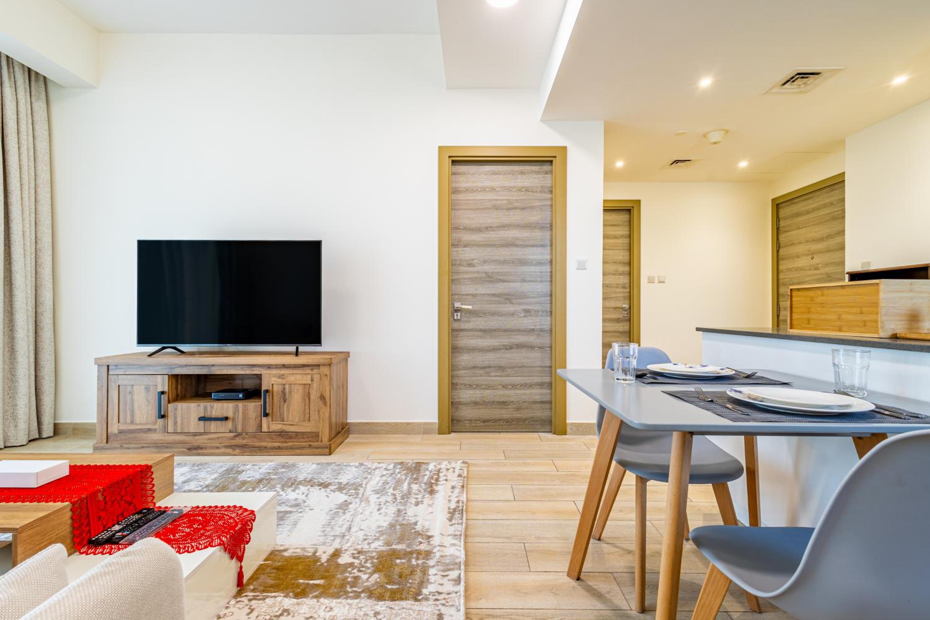 Superhost - Bright & Stylish 1-Bedroom in Bloom Tower, JVC