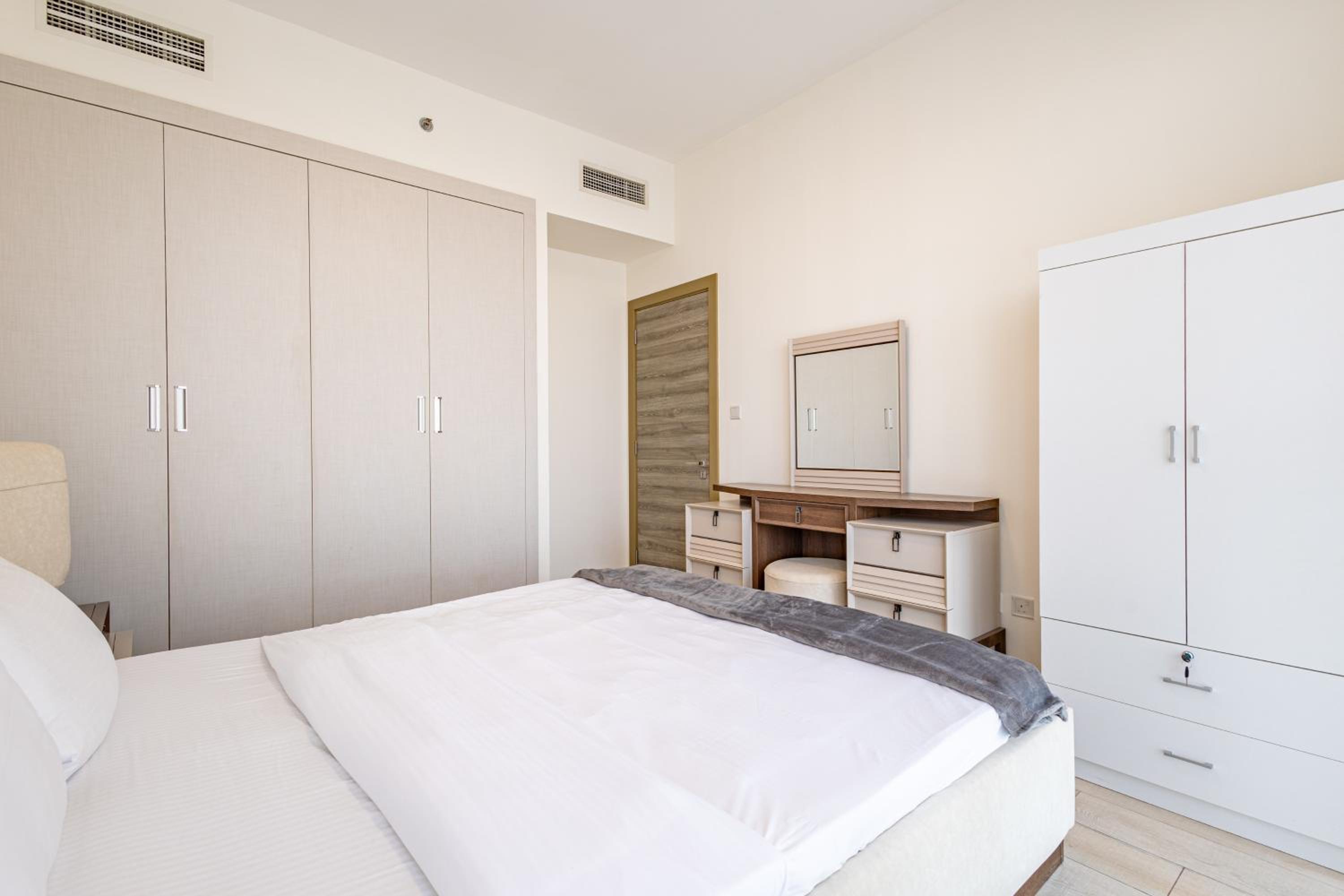 Superhost - Bright & Stylish 1-Bedroom in Bloom Tower, JVC