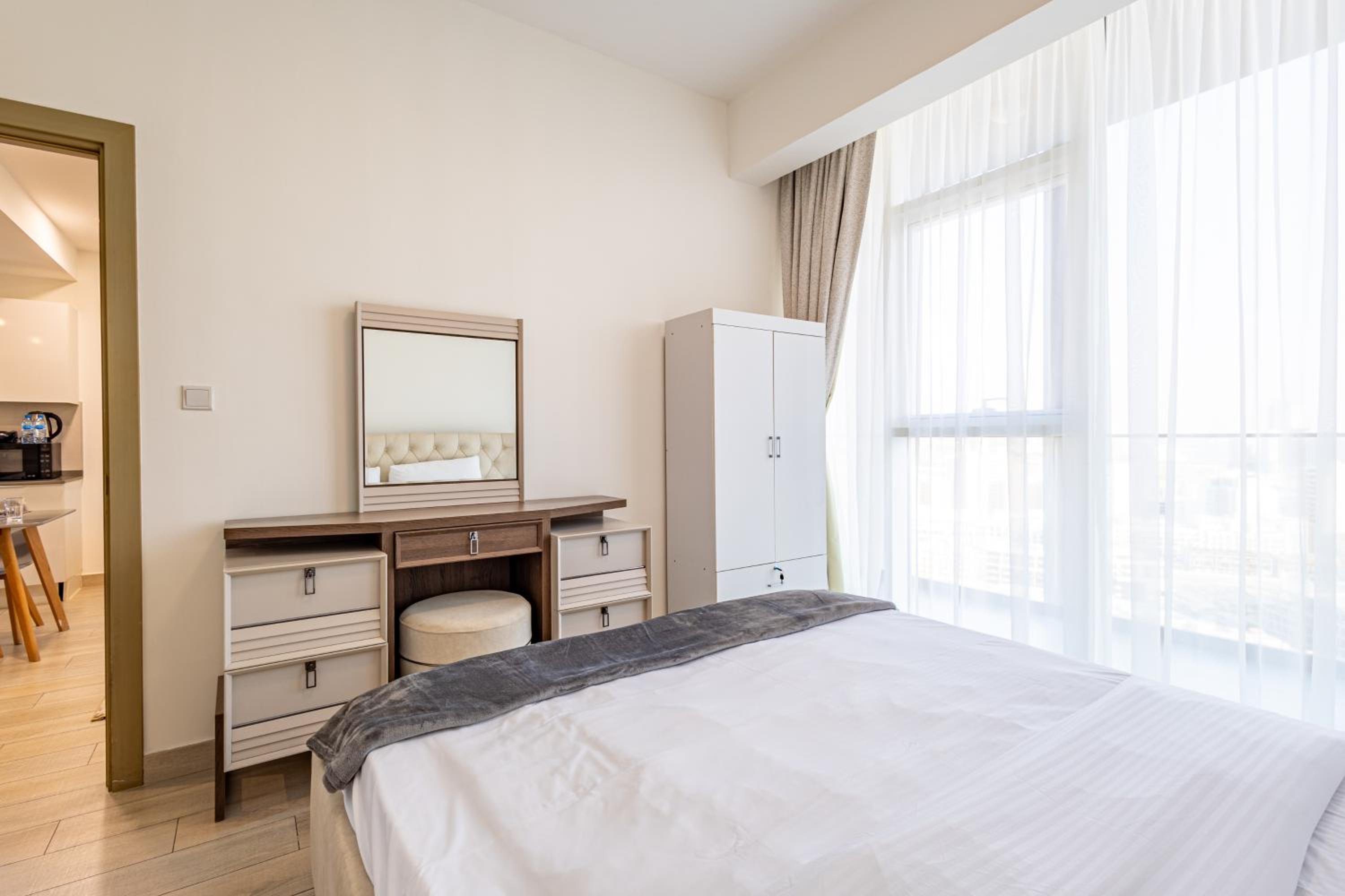 Superhost - Bright & Stylish 1-Bedroom in Bloom Tower, JVC