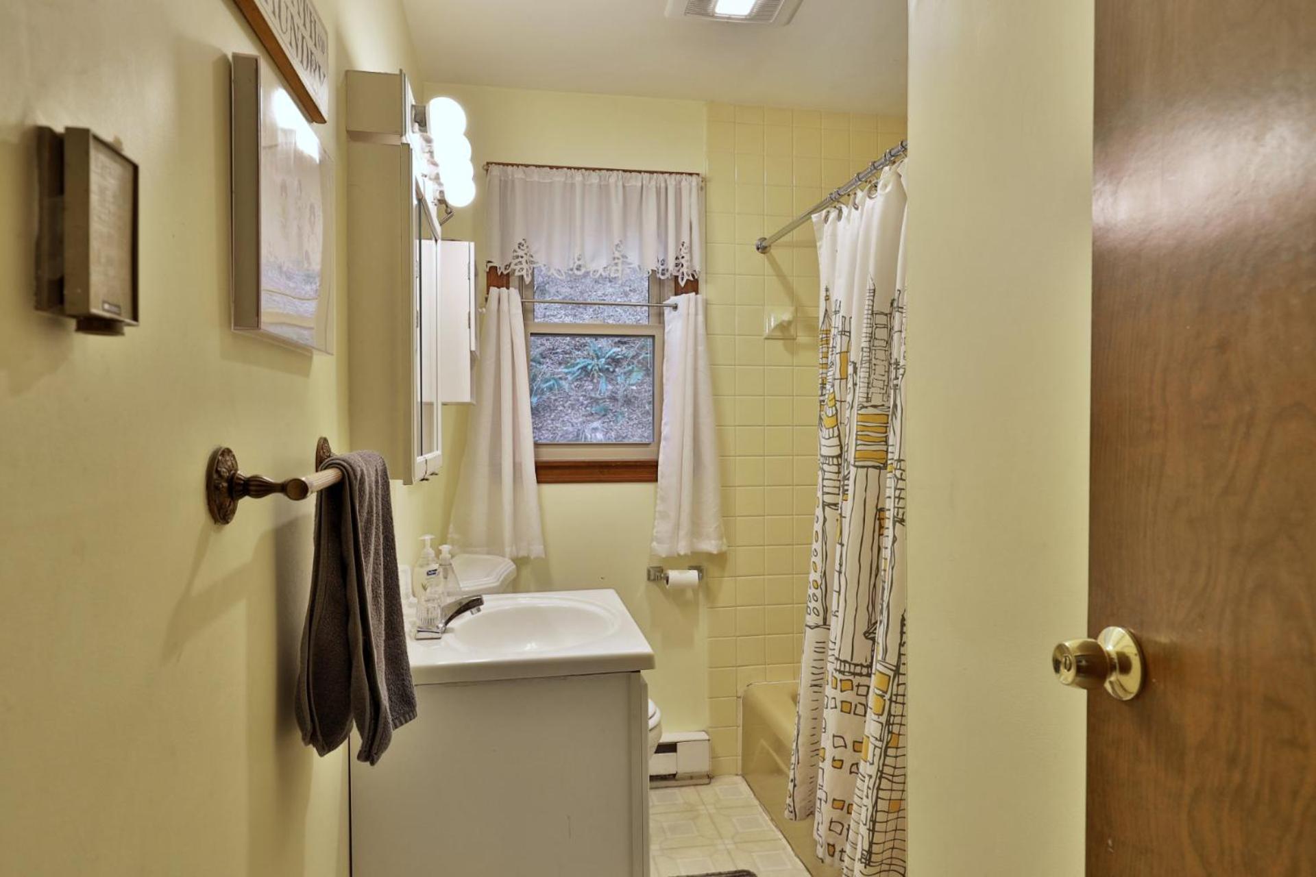 Cozy Vermont House Near Ski Resort, Bridgewater and Woodstock, Private