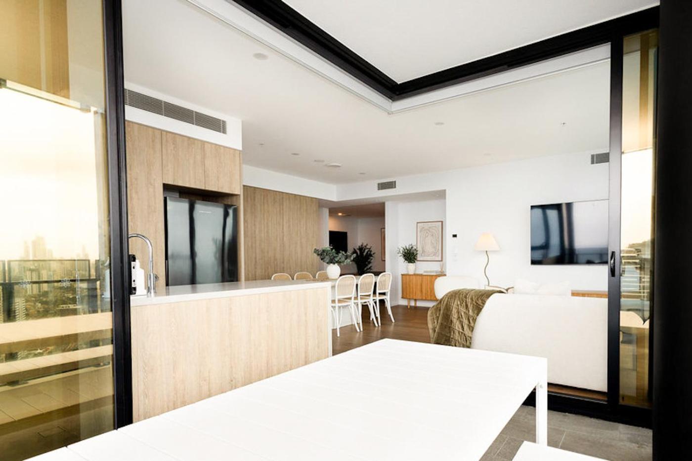 Luxury Modern Broadbeach Apartment