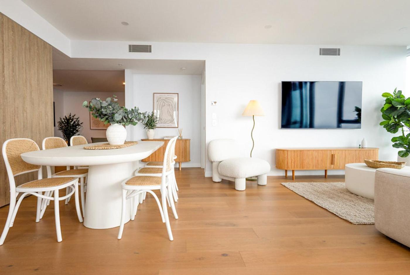 Luxury Modern Broadbeach Apartment