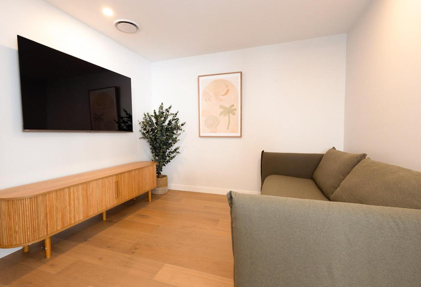 Luxury Modern Broadbeach Apartment