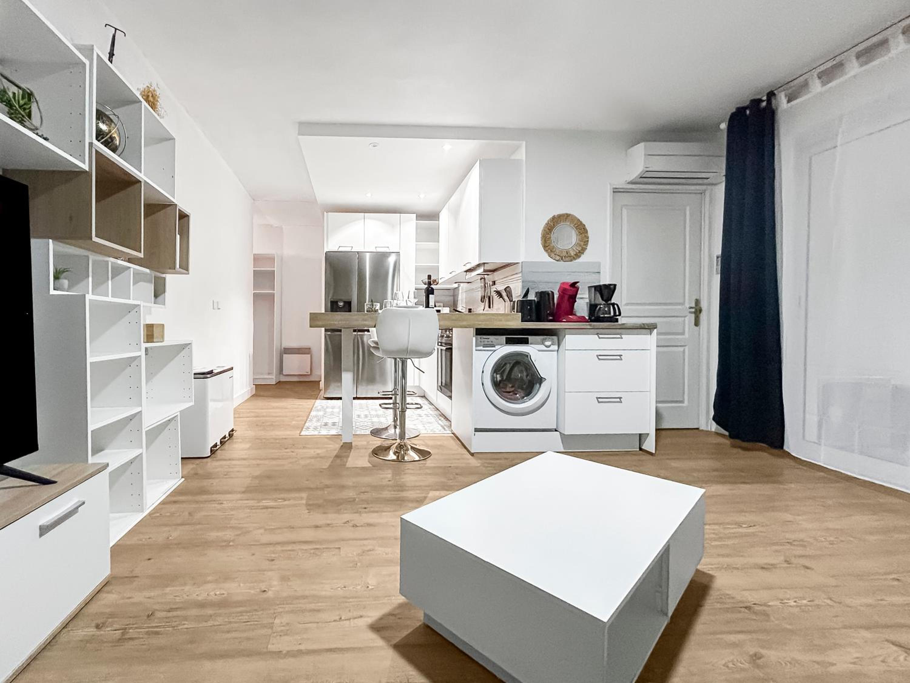 T2 35m2 clim, piscine, balcon et parking privé à 2 pas du port Santa Lucia