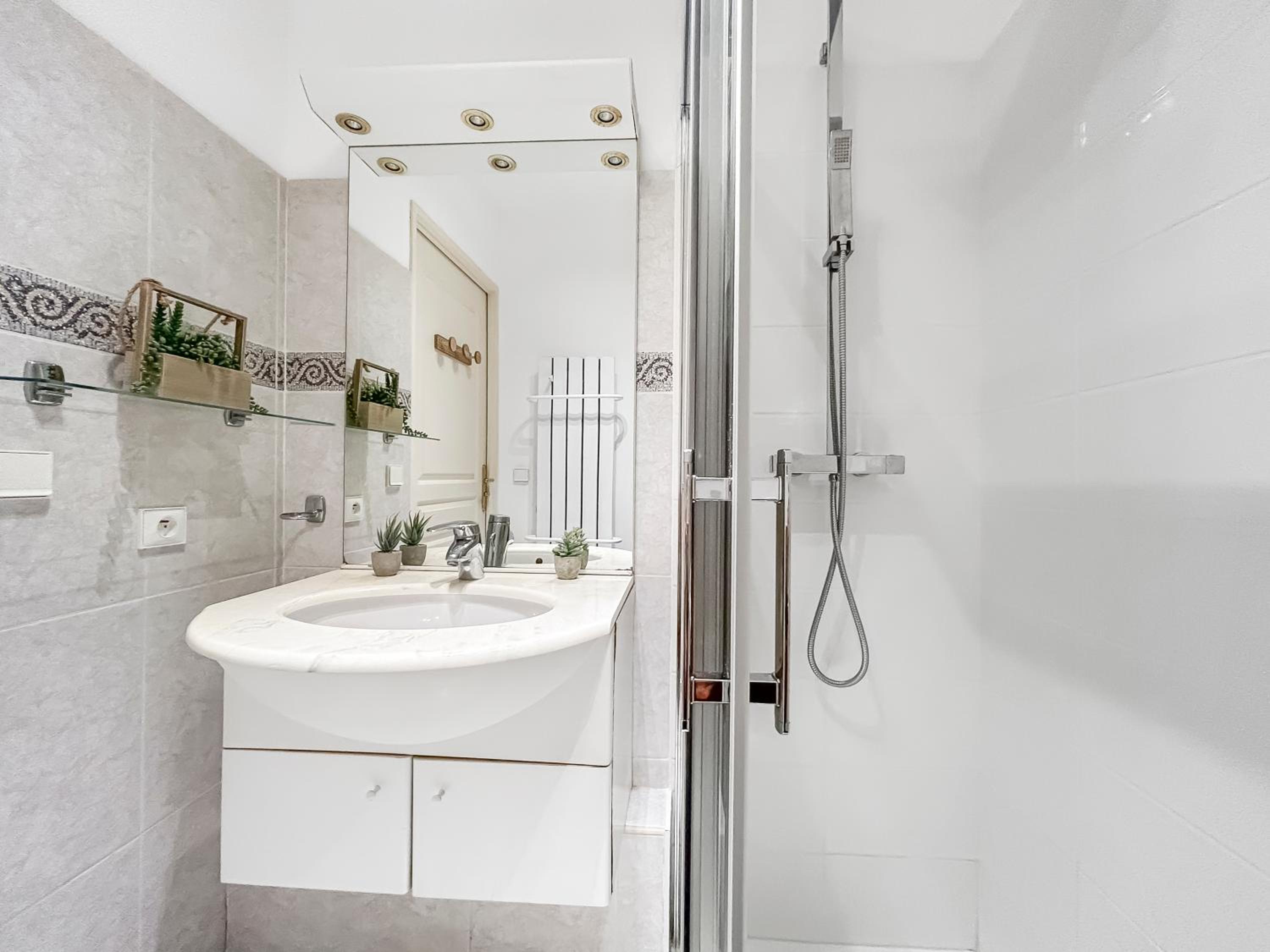 T2 35m2 clim, piscine, balcon et parking privé à 2 pas du port Santa Lucia