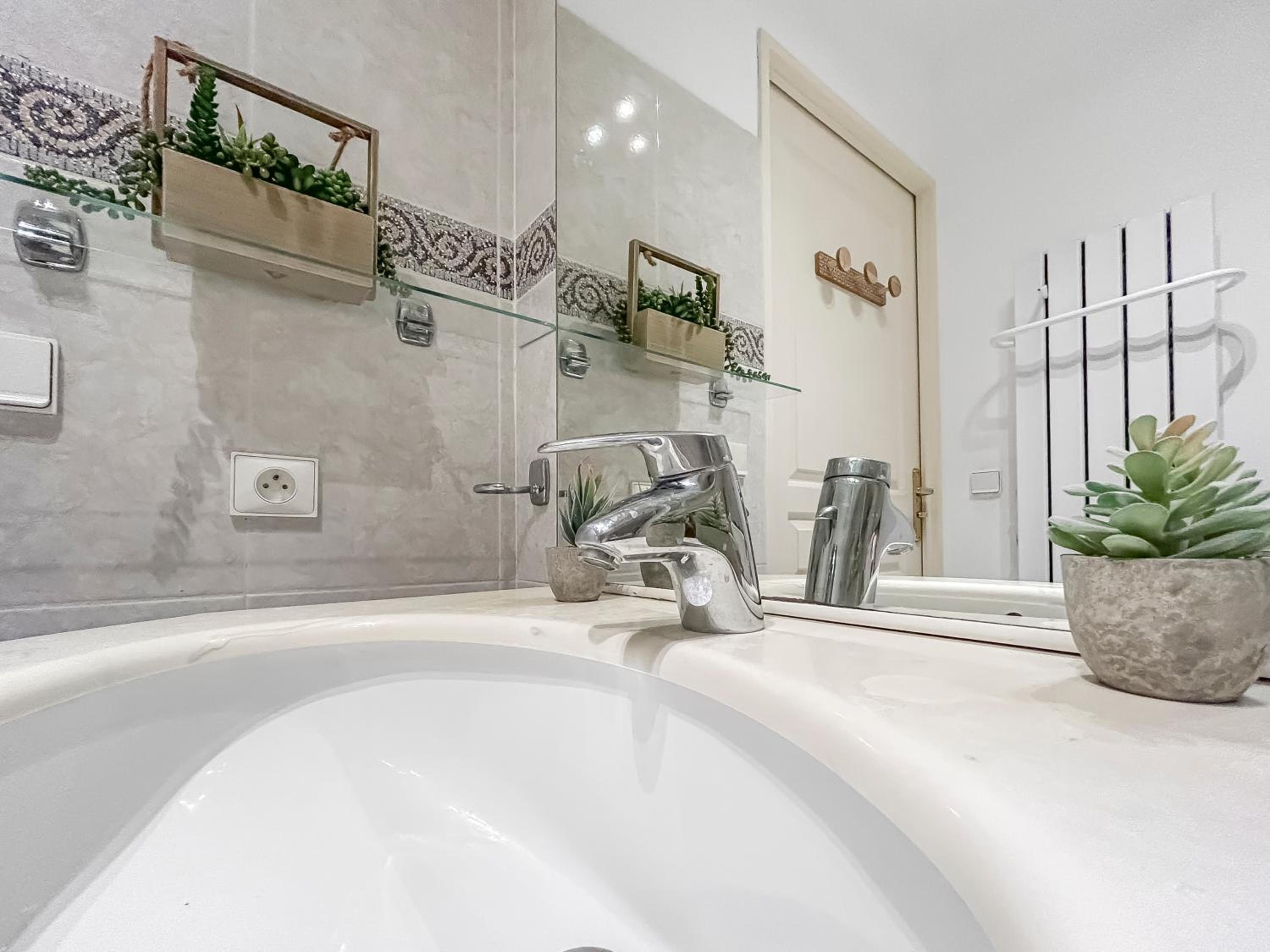 T2 35m2 clim, piscine, balcon et parking privé à 2 pas du port Santa Lucia