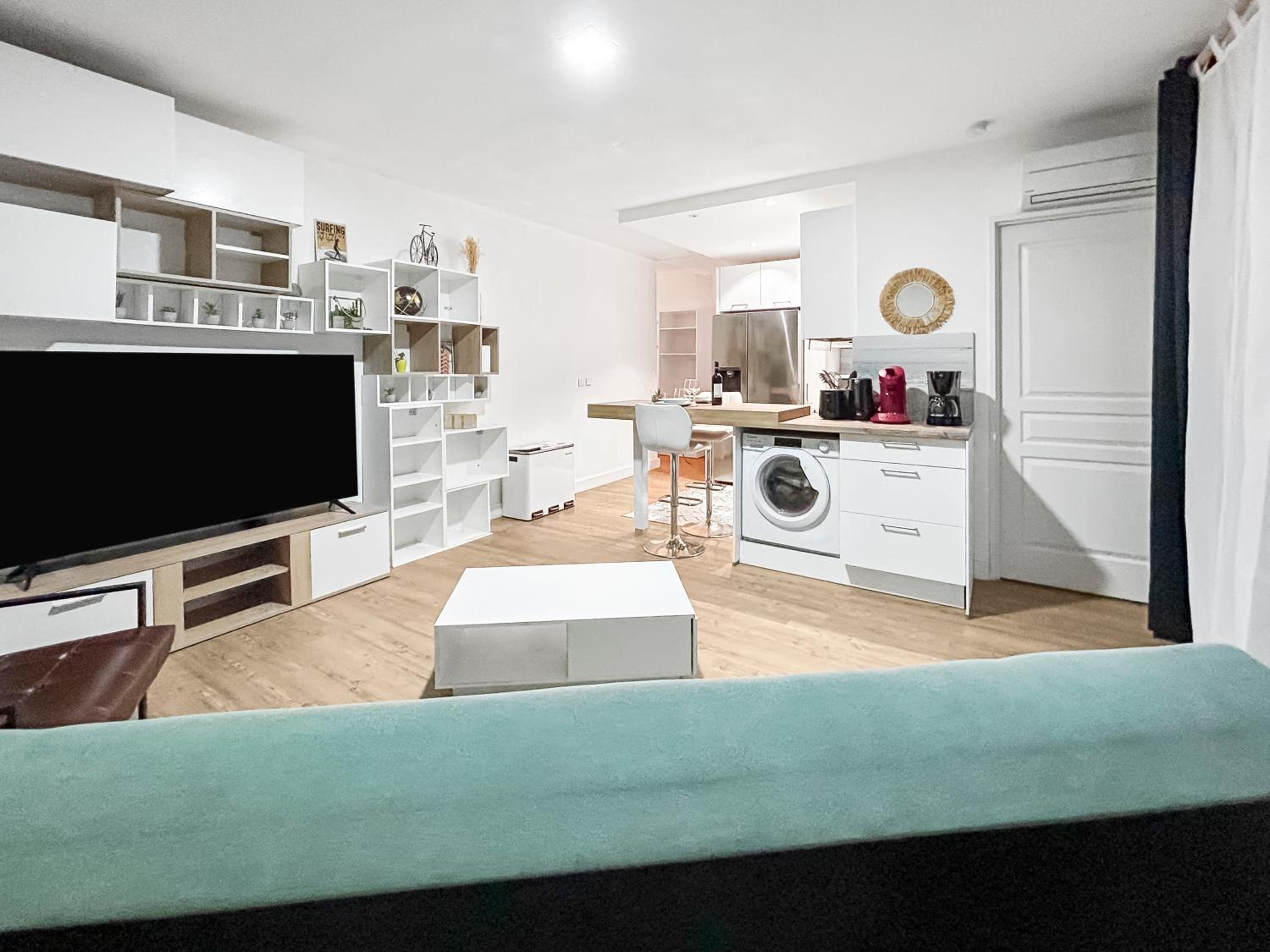 T2 35m2 clim, piscine, balcon et parking privé à 2 pas du port Santa Lucia