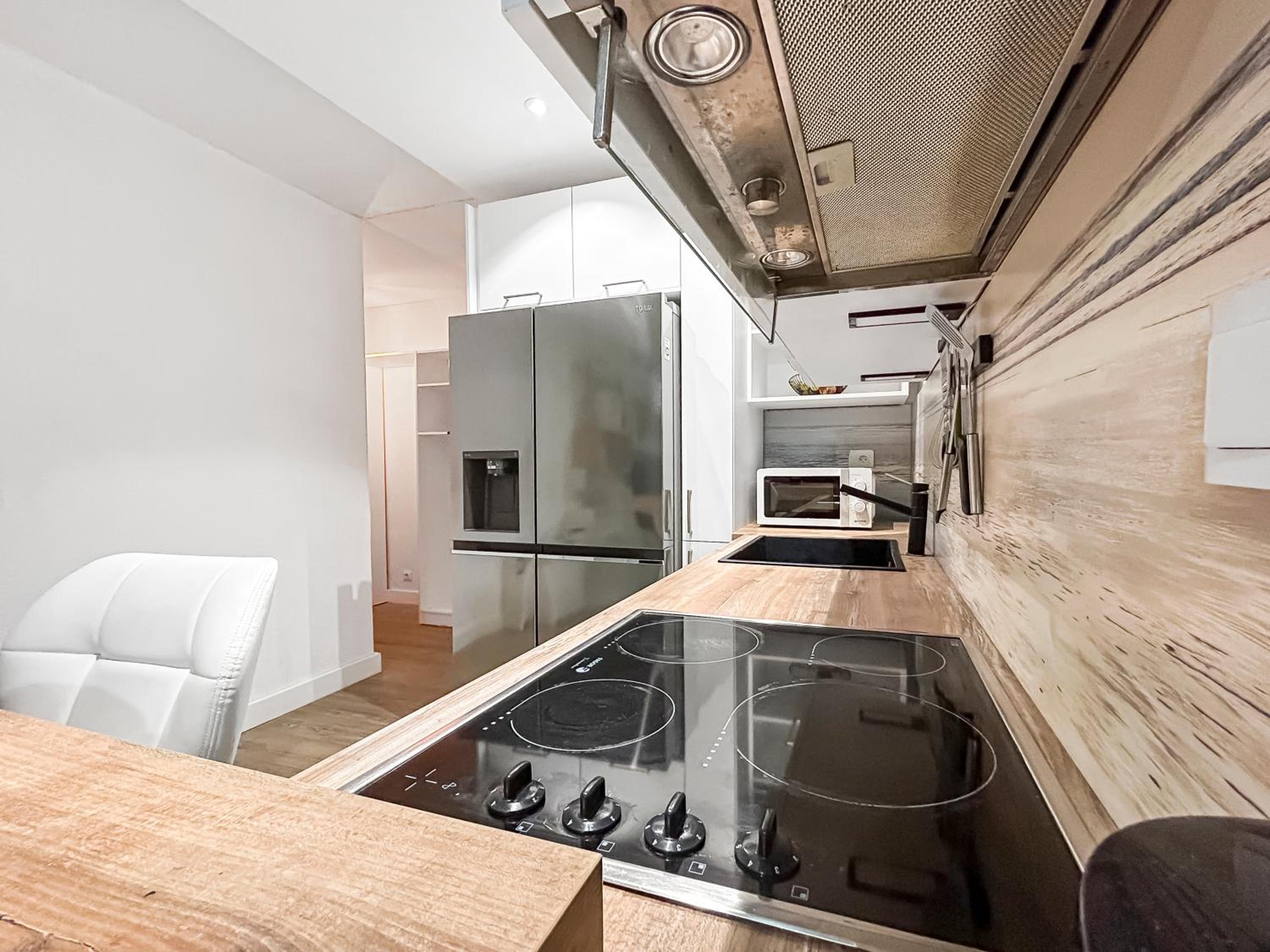 T2 35m2 clim, piscine, balcon et parking privé à 2 pas du port Santa Lucia