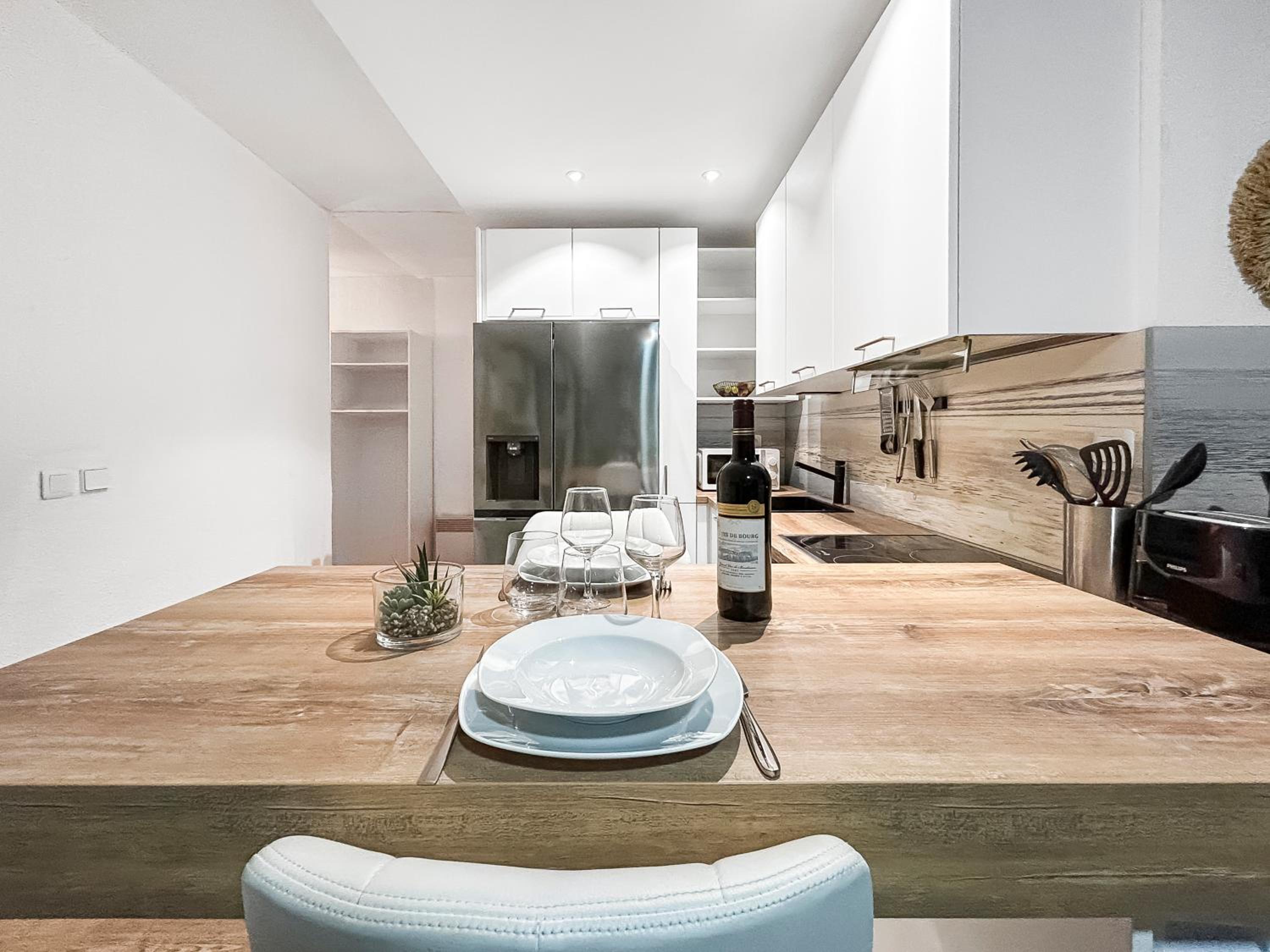 T2 35m2 clim, piscine, balcon et parking privé à 2 pas du port Santa Lucia