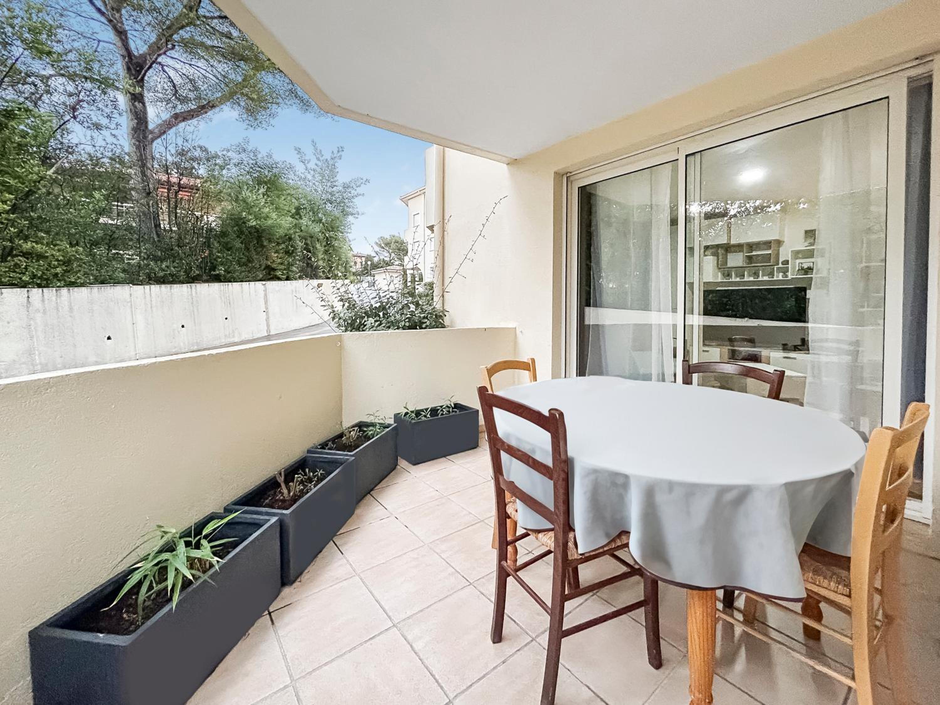 T2 35m2 clim, piscine, balcon et parking privé à 2 pas du port Santa Lucia