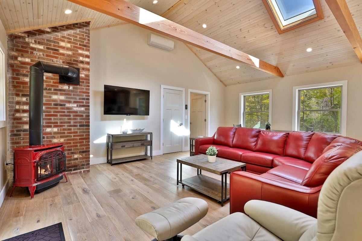 Experience the charm of Peak Hill Home, a cozy 3-BR retreat close to Ski Resort