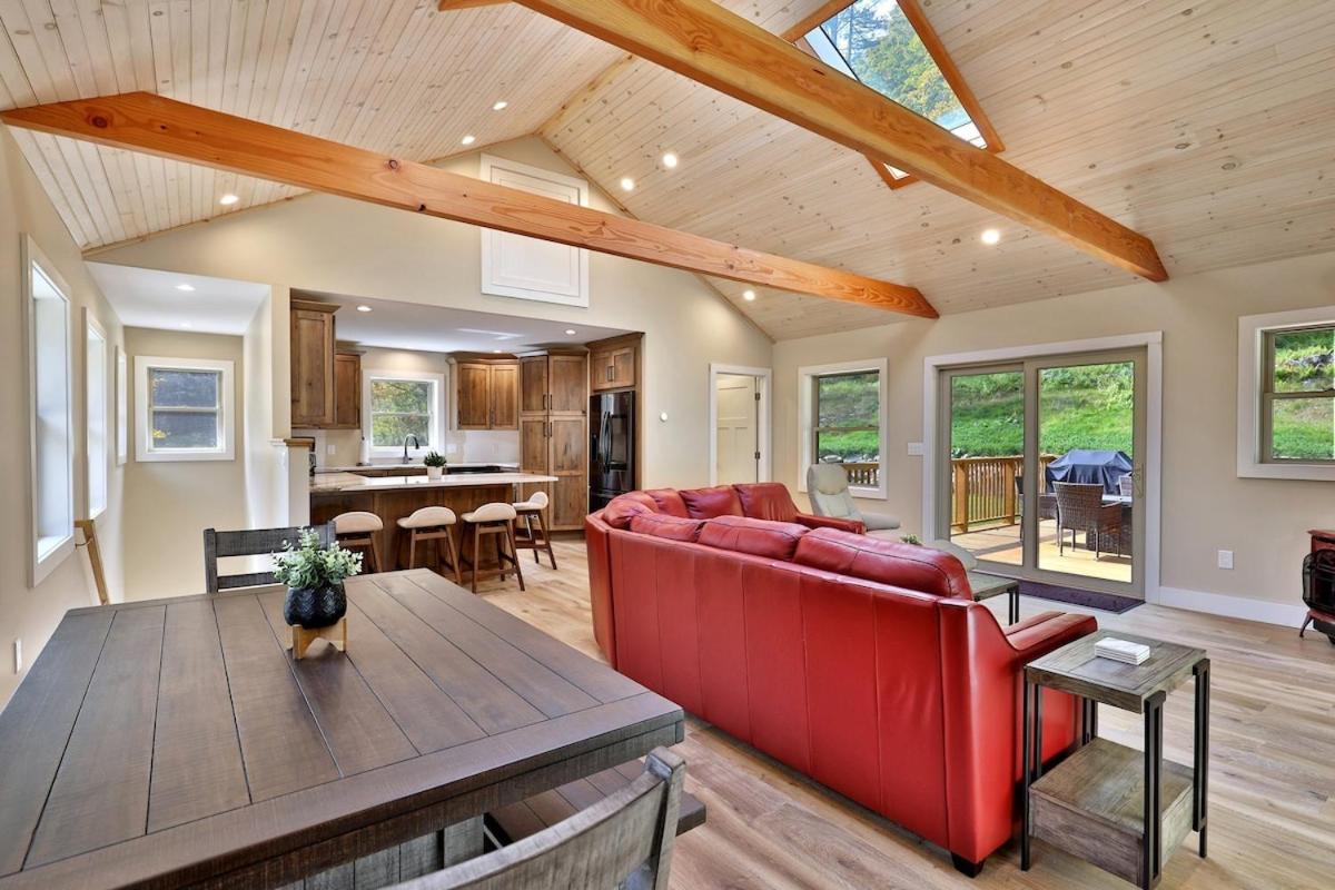 Experience the charm of Peak Hill Home, a cozy 3-BR retreat close to Ski Resort