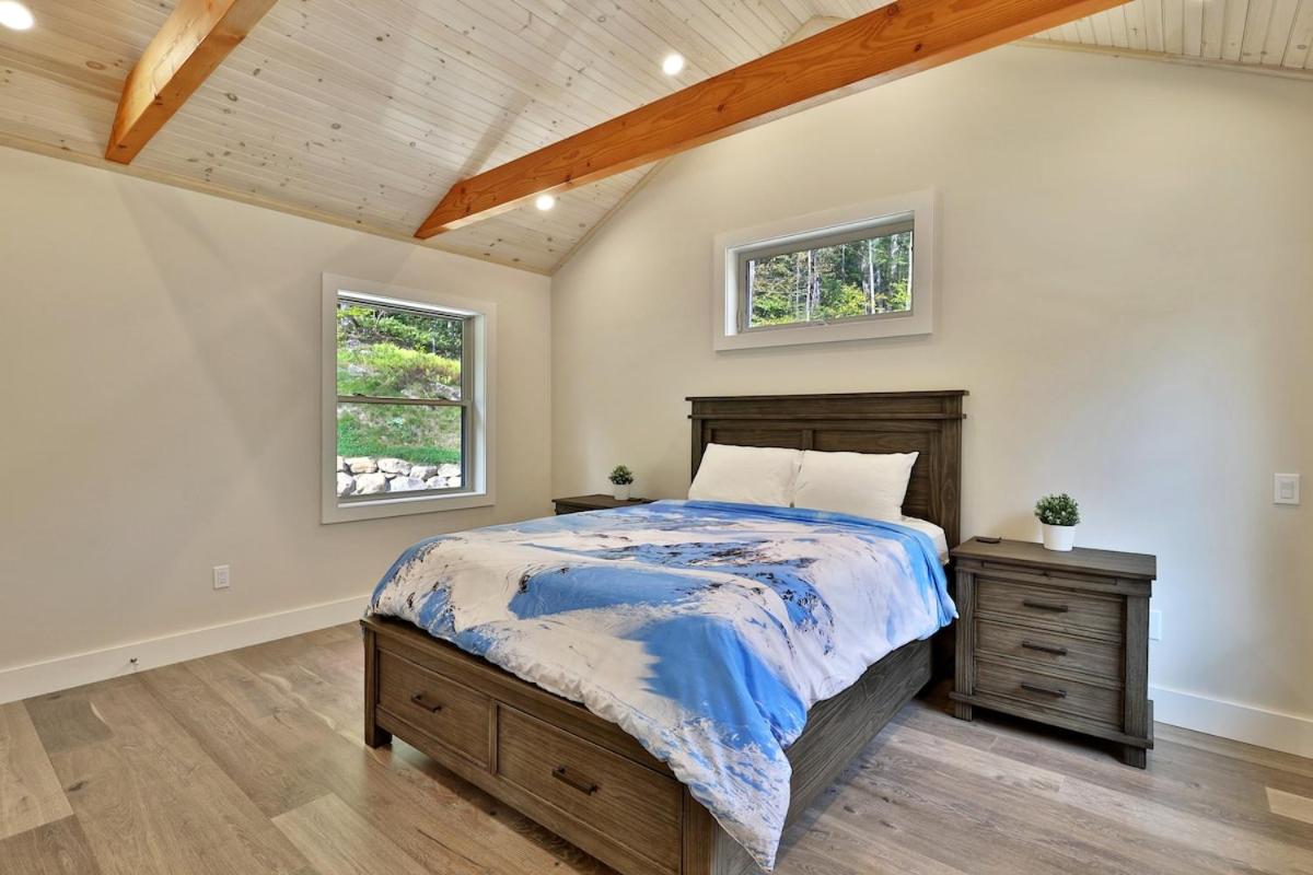 Experience the charm of Peak Hill Home, a cozy 3-BR retreat close to Ski Resort