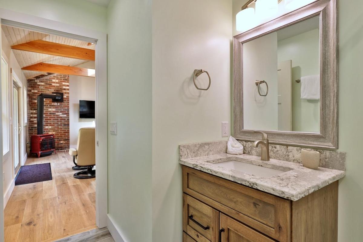 Experience the charm of Peak Hill Home, a cozy 3-BR retreat close to Ski Resort