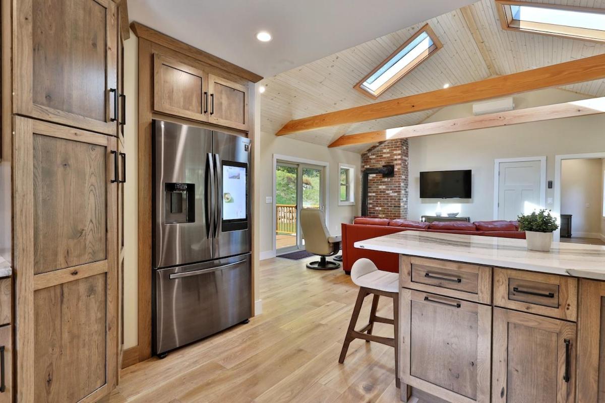 Experience the charm of Peak Hill Home, a cozy 3-BR retreat close to Ski Resort