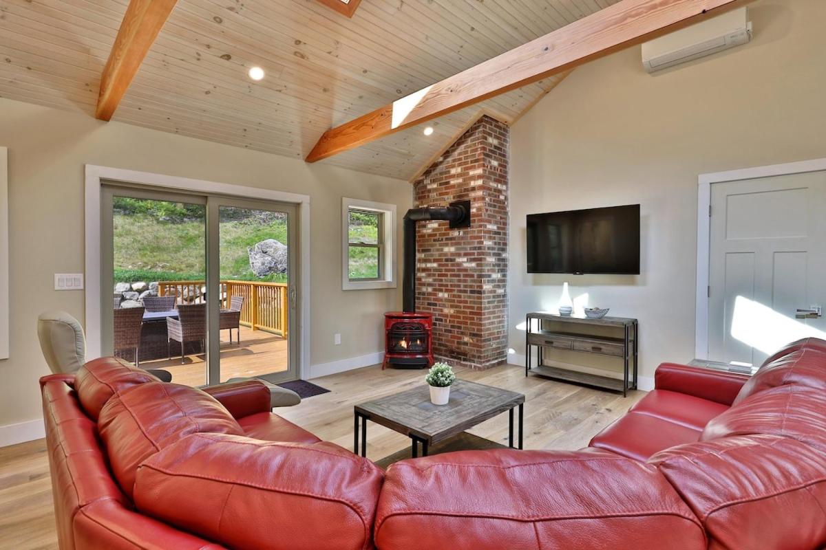 Experience the charm of Peak Hill Home, a cozy 3-BR retreat close to Ski Resort