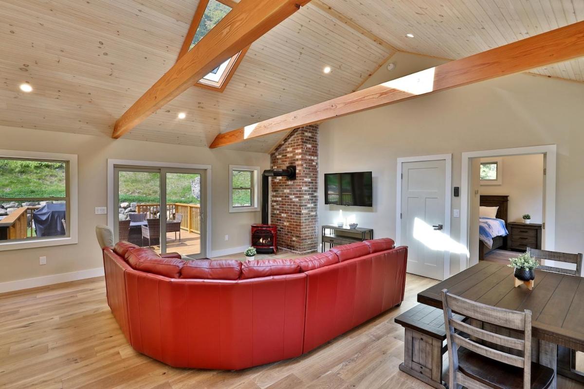 Experience the charm of Peak Hill Home, a cozy 3-BR retreat close to Ski Resort