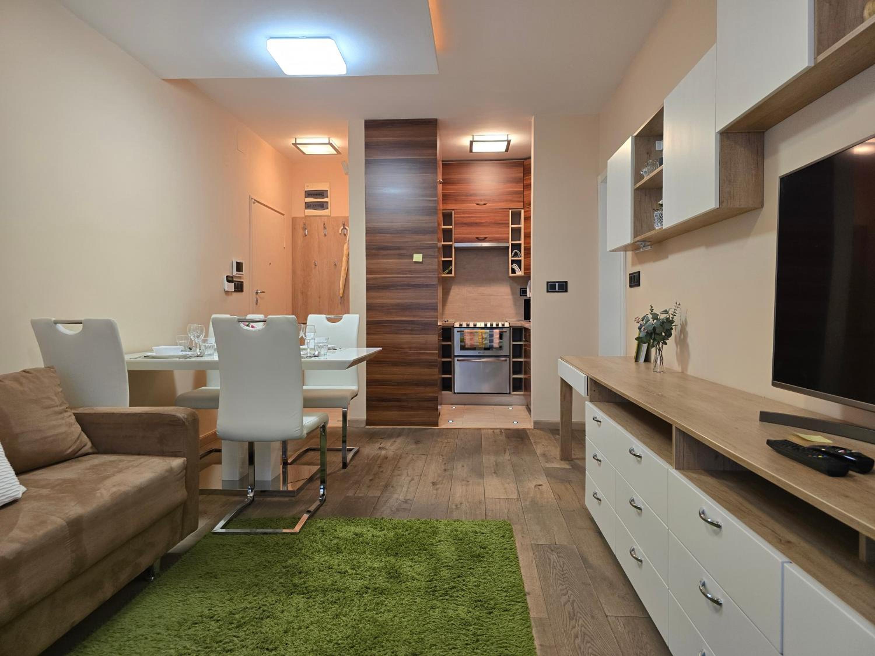 La Dolce Vita -Massage Shower Stay with AC, Balcony near the City Park
