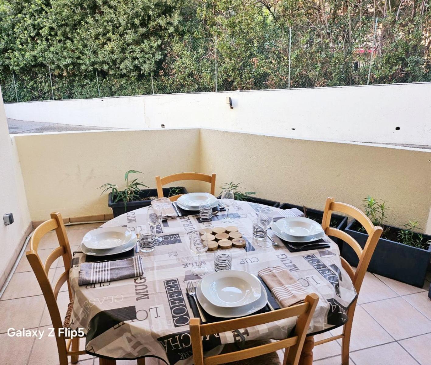 T2 35m2 clim, piscine, balcon et parking privé à 2 pas du port Santa Lucia