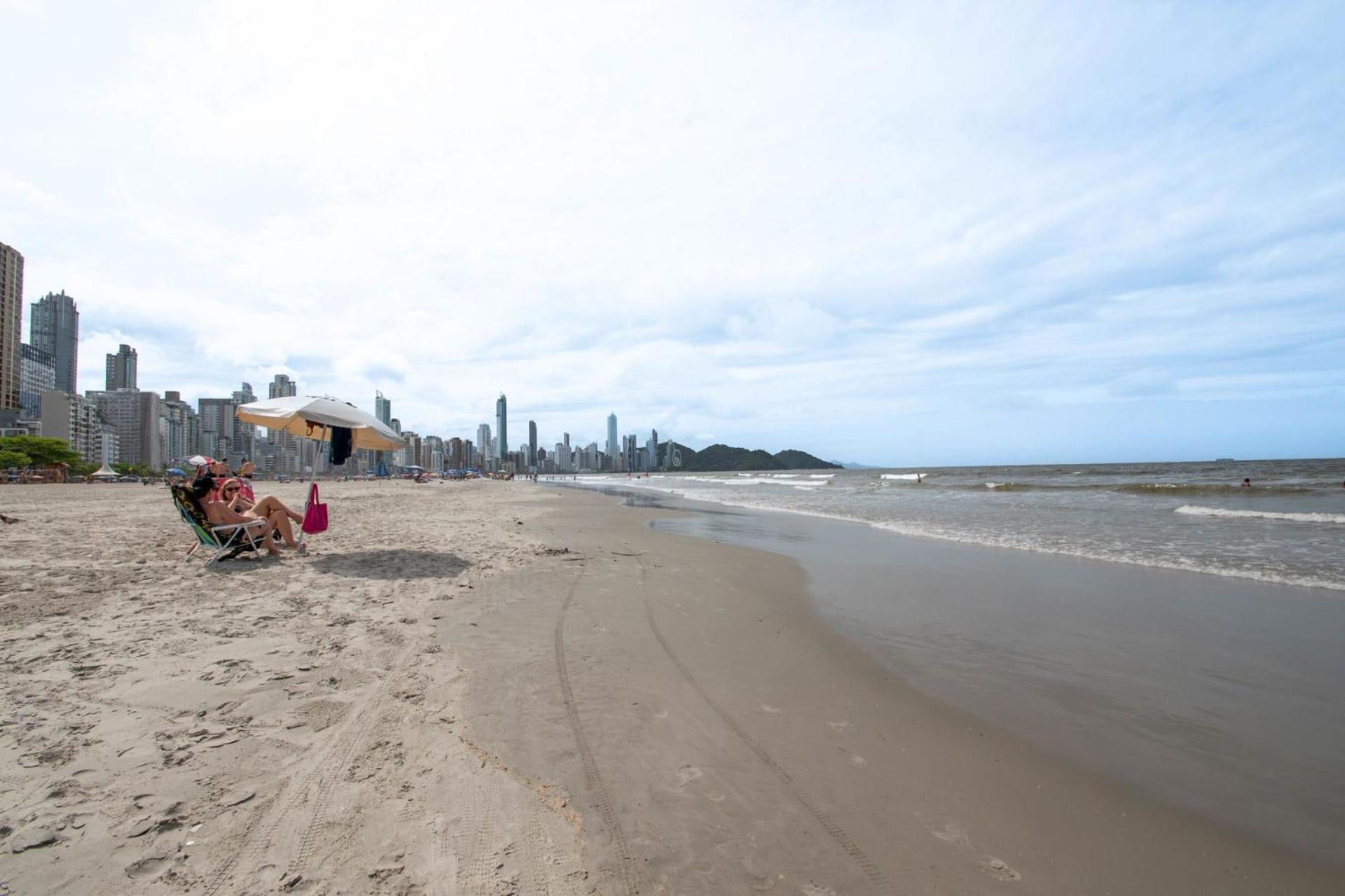 Apto próx. à Praia Central no Centro de Bc RB6578