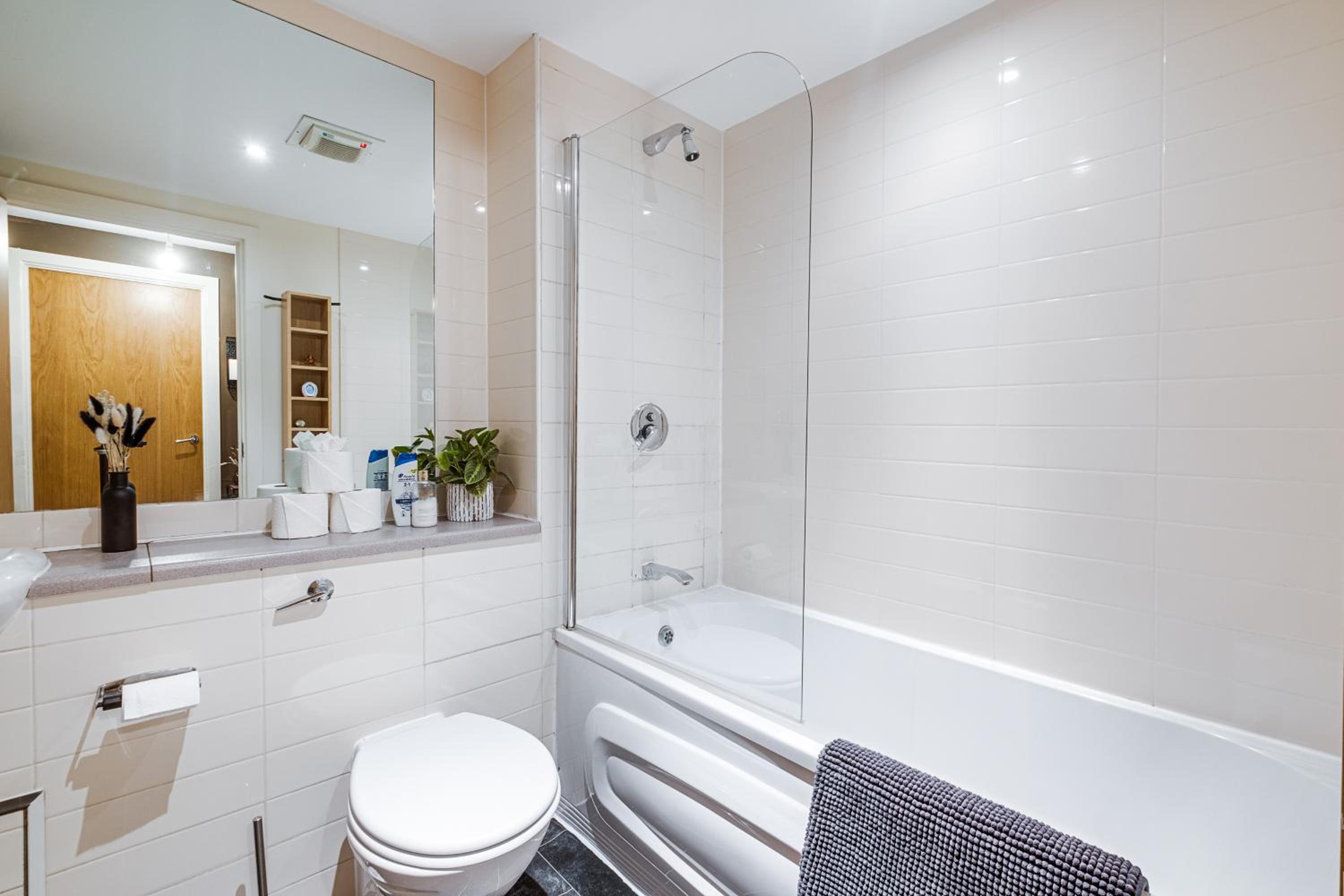 Thai Suite Haven with Pool table - Nexflix - City centre, Free parking