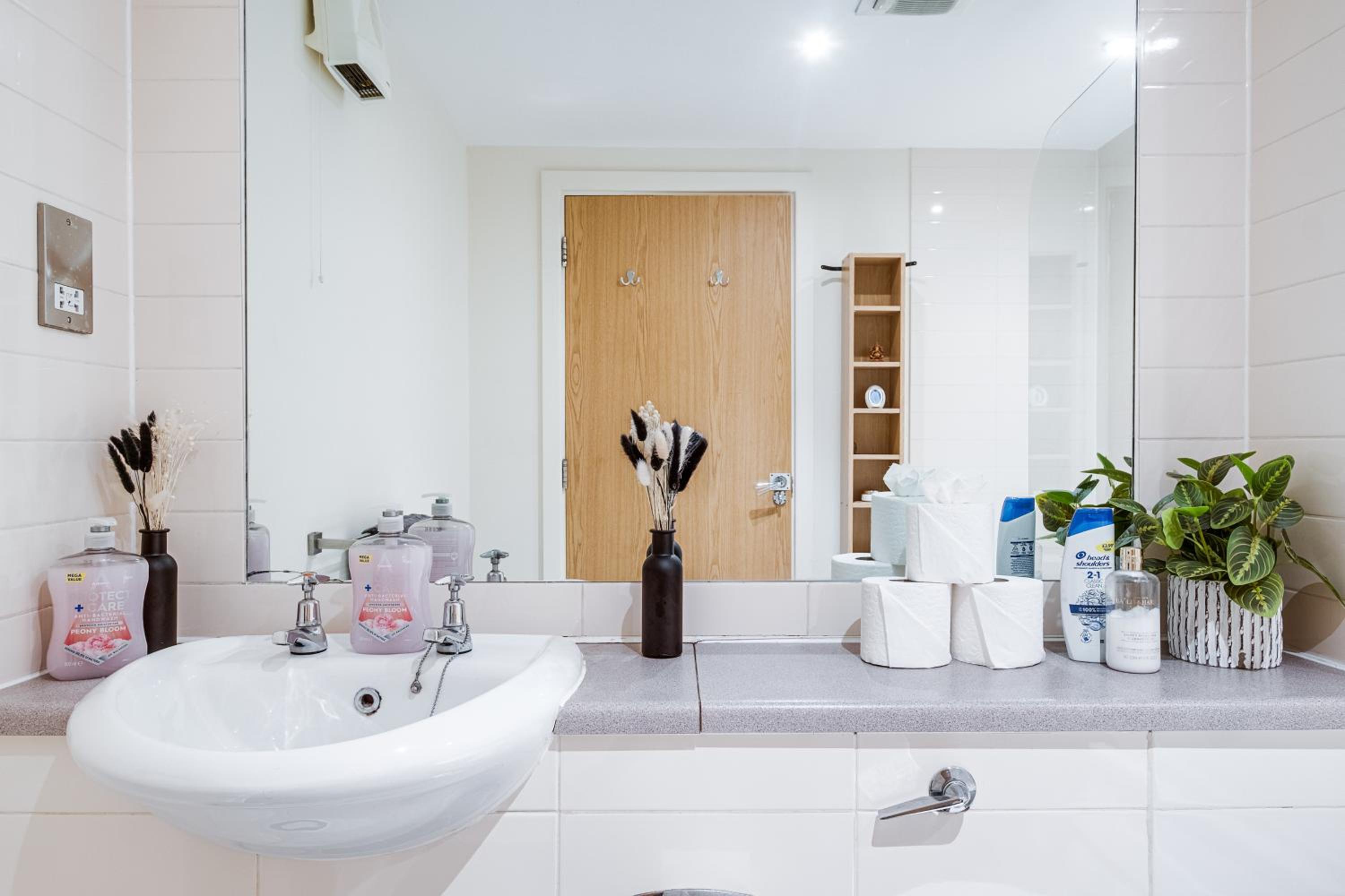 Thai Suite Haven with Pool table - Nexflix - City centre, Free parking