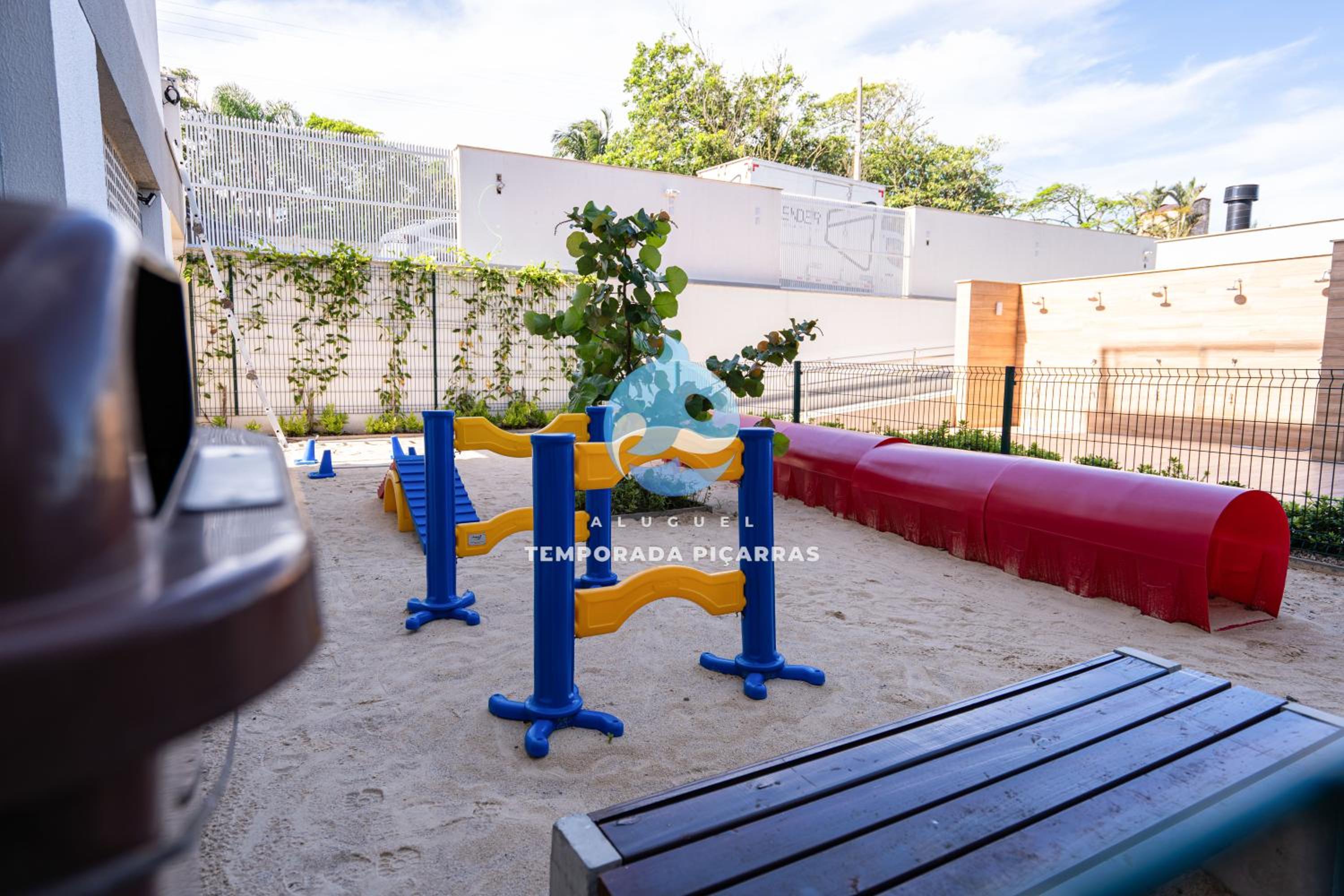 Aptos Pé na Areia Vista Mar Condomínio Resort Completo com Piscina borda Infinita, Beach Tennis, Academia, Sala de Jogos, Brinquedoteca, Playground e Porta