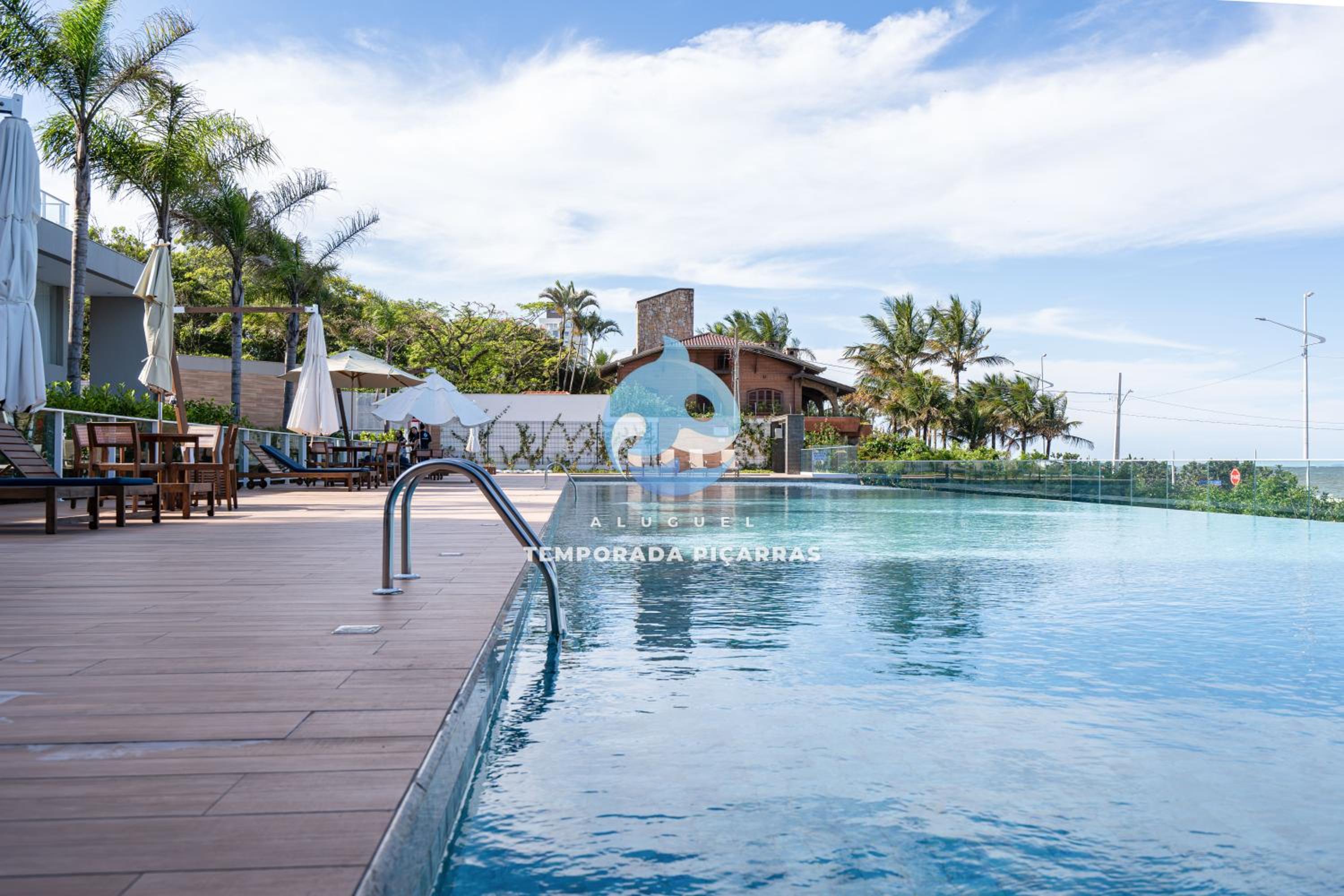 Aptos Pé na Areia Vista Mar Condomínio Resort Completo com Piscina borda Infinita, Beach Tennis, Academia, Sala de Jogos, Brinquedoteca, Playground e Porta