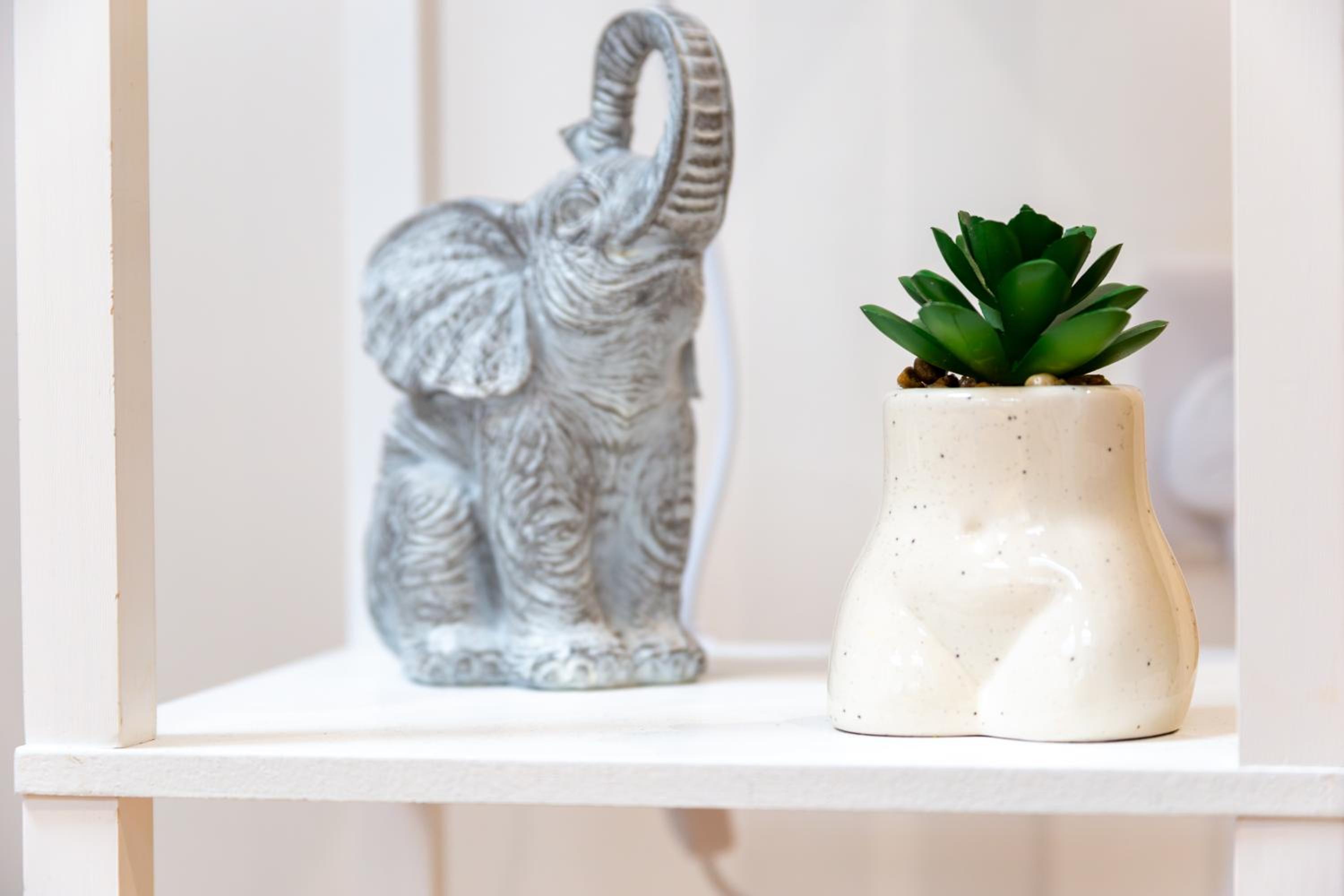 Stylish 2-Bed London House with Garden & Parking-Only 15 Mins to Central London! Sleeps 6 People - Save on Long Stays!