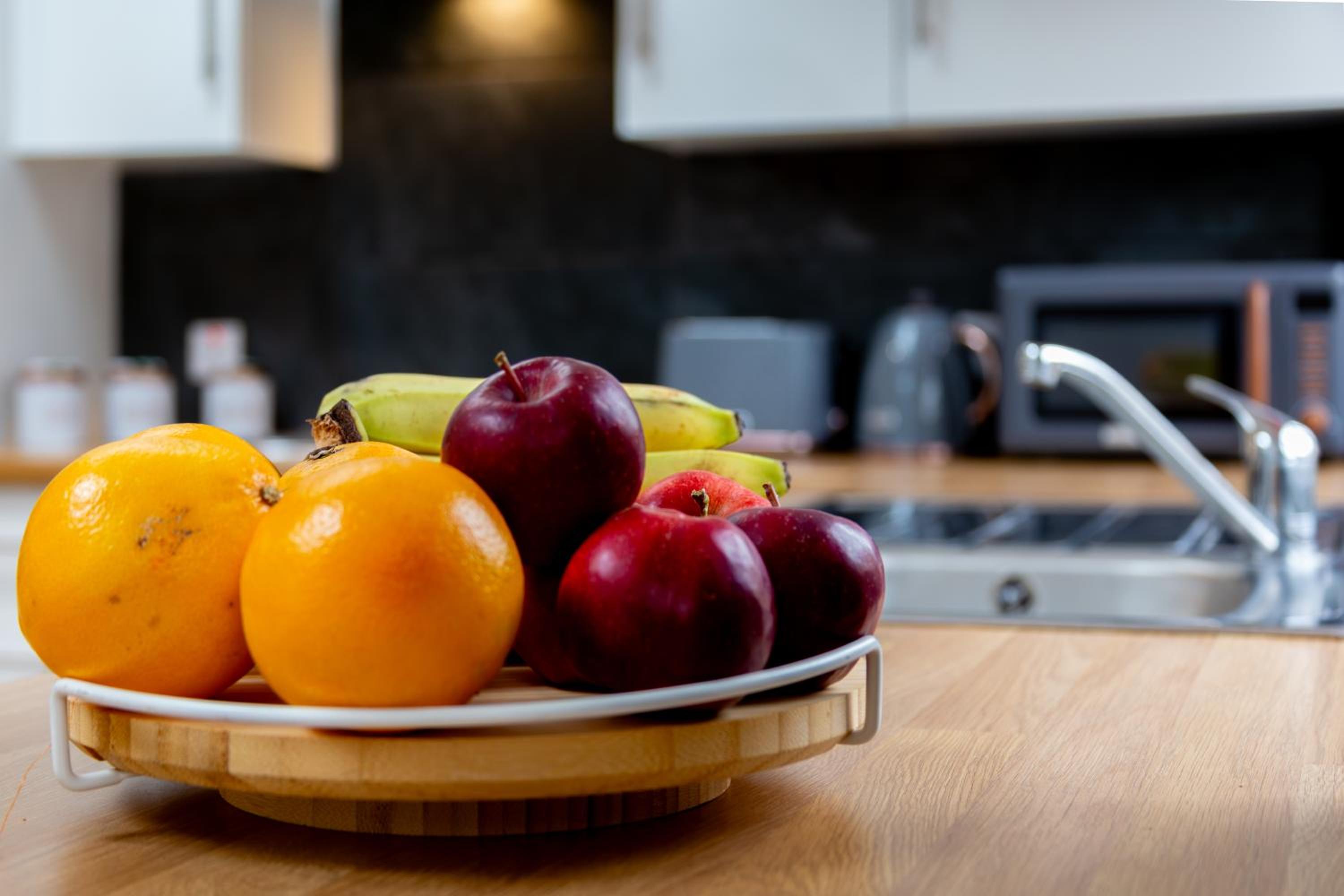Stylish 2-Bed London House with Garden & Parking-Only 15 Mins to Central London! Sleeps 6 People - Save on Long Stays!