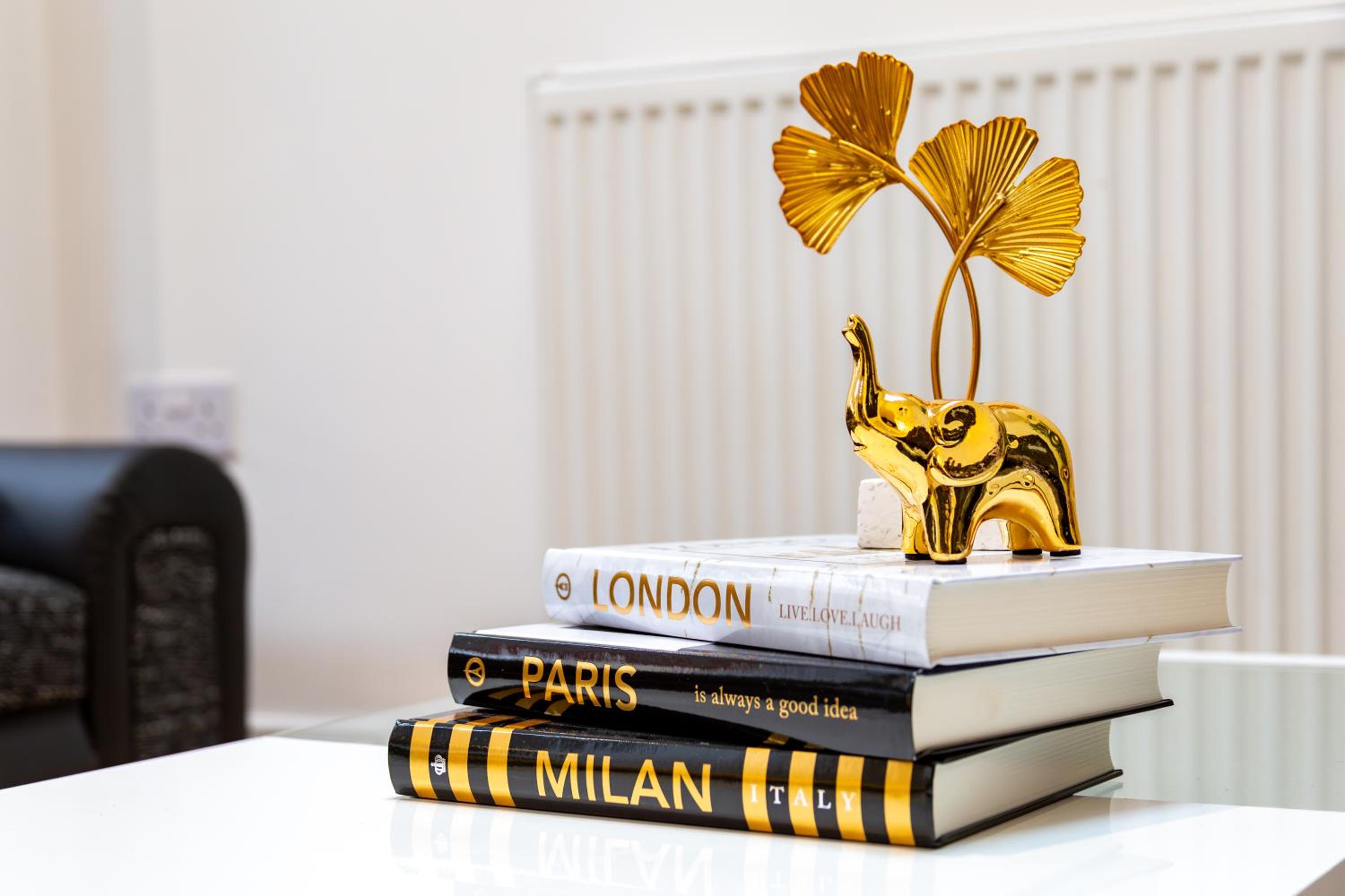 Stylish 2-Bed London House with Garden & Parking-Only 15 Mins to Central London! Sleeps 6 People - Save on Long Stays!