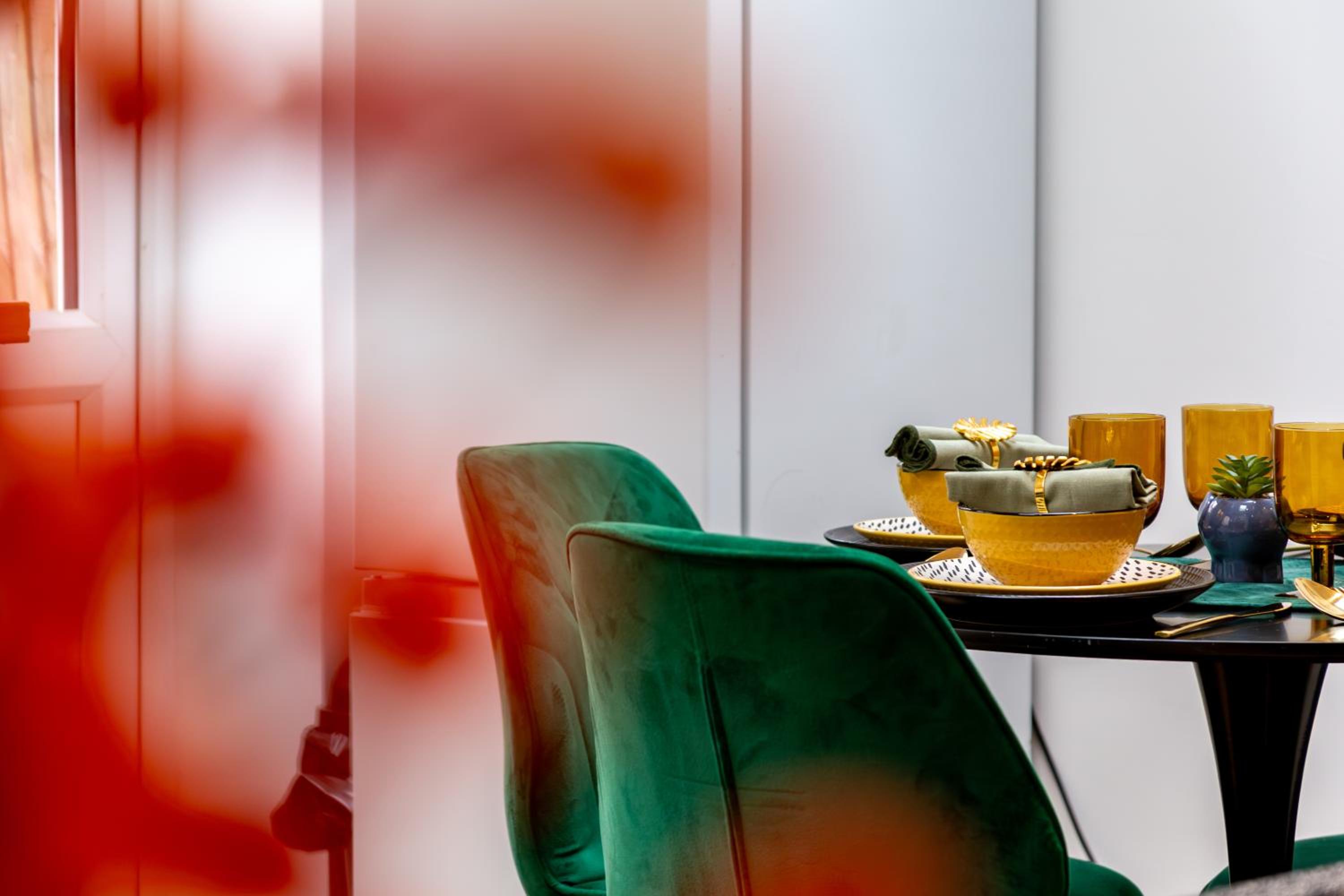 Stylish 2-Bed London House with Garden & Parking-Only 15 Mins to Central London! Sleeps 6 People - Save on Long Stays!