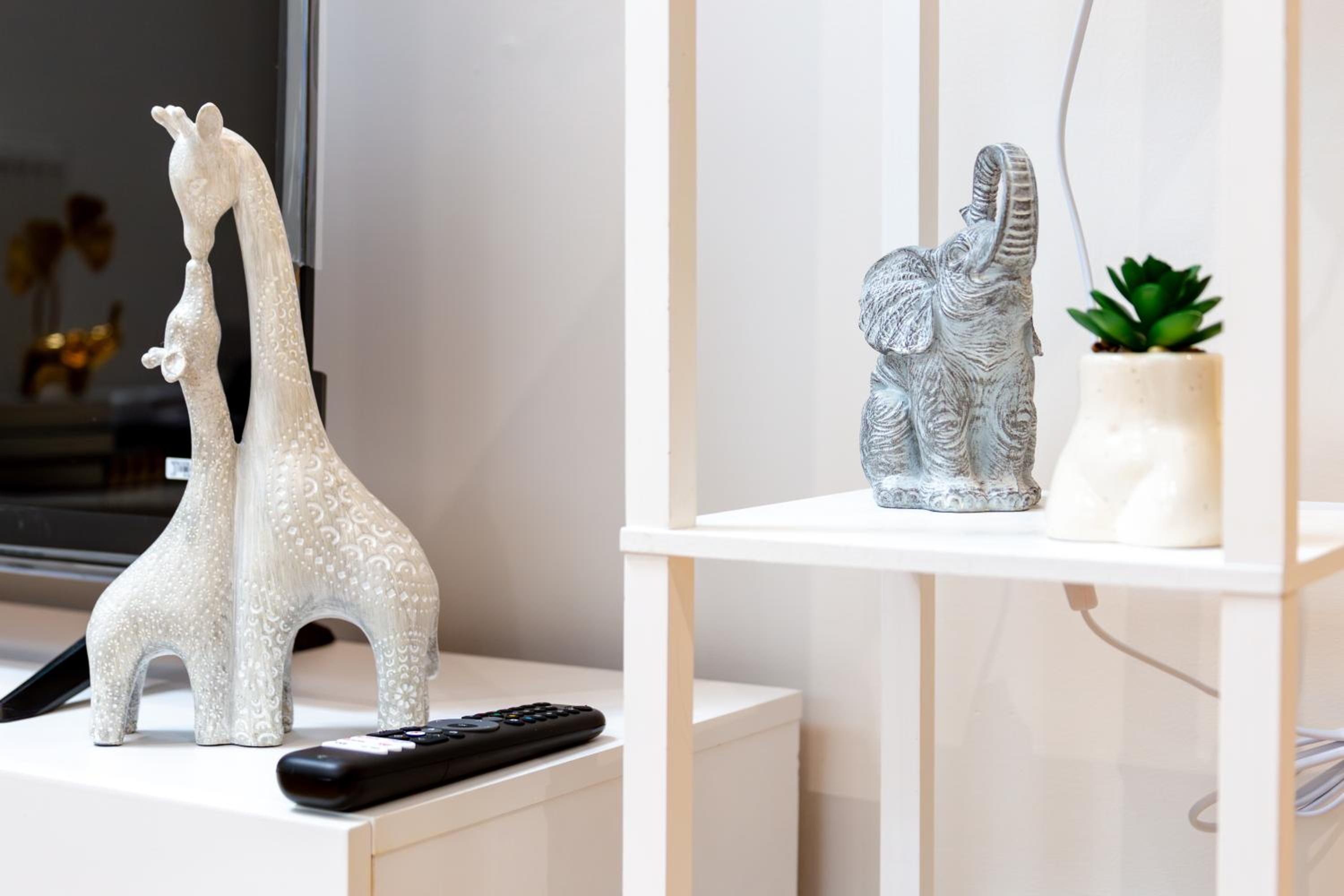 Stylish 2-Bed London House with Garden & Parking-Only 15 Mins to Central London! Sleeps 6 People - Save on Long Stays!