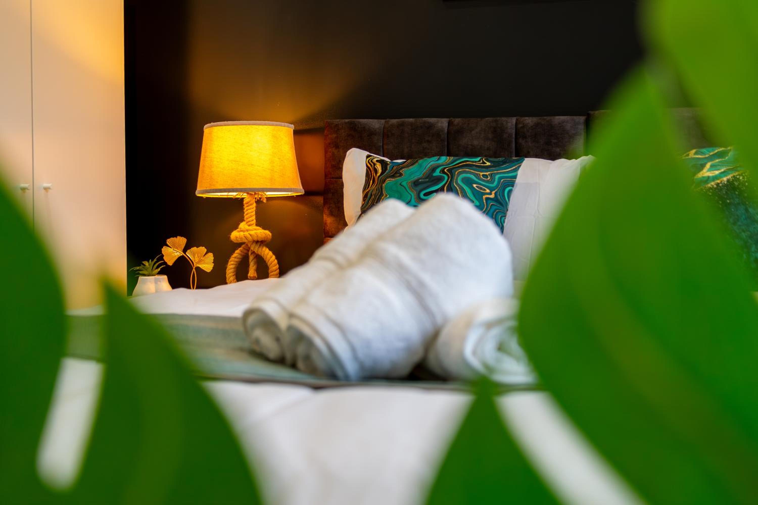 Stylish 2-Bed London House with Garden & Parking-Only 15 Mins to Central London! Sleeps 6 People - Save on Long Stays!