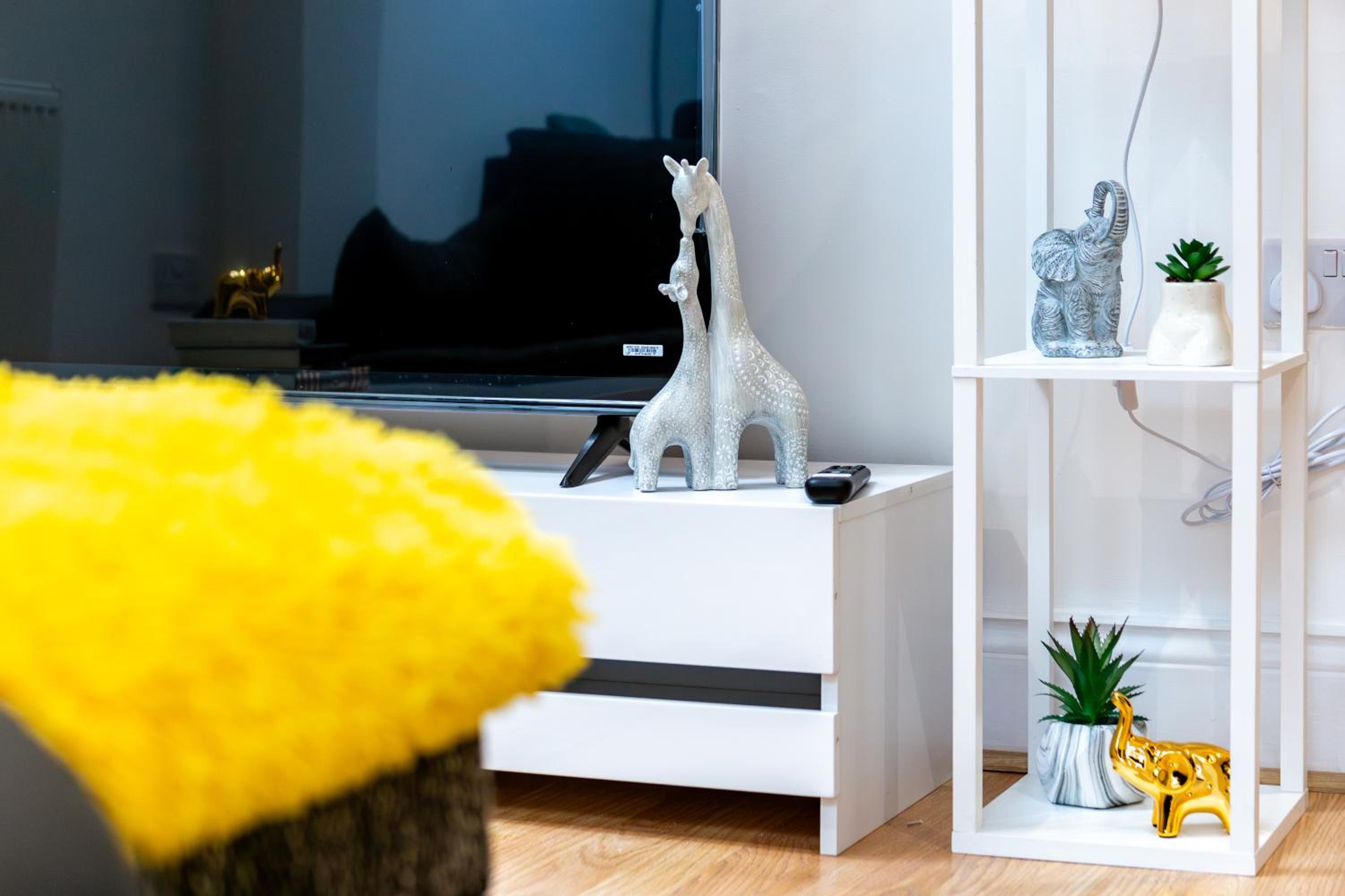 Stylish 2-Bed London House with Garden & Parking-Only 15 Mins to Central London! Sleeps 6 People - Save on Long Stays!